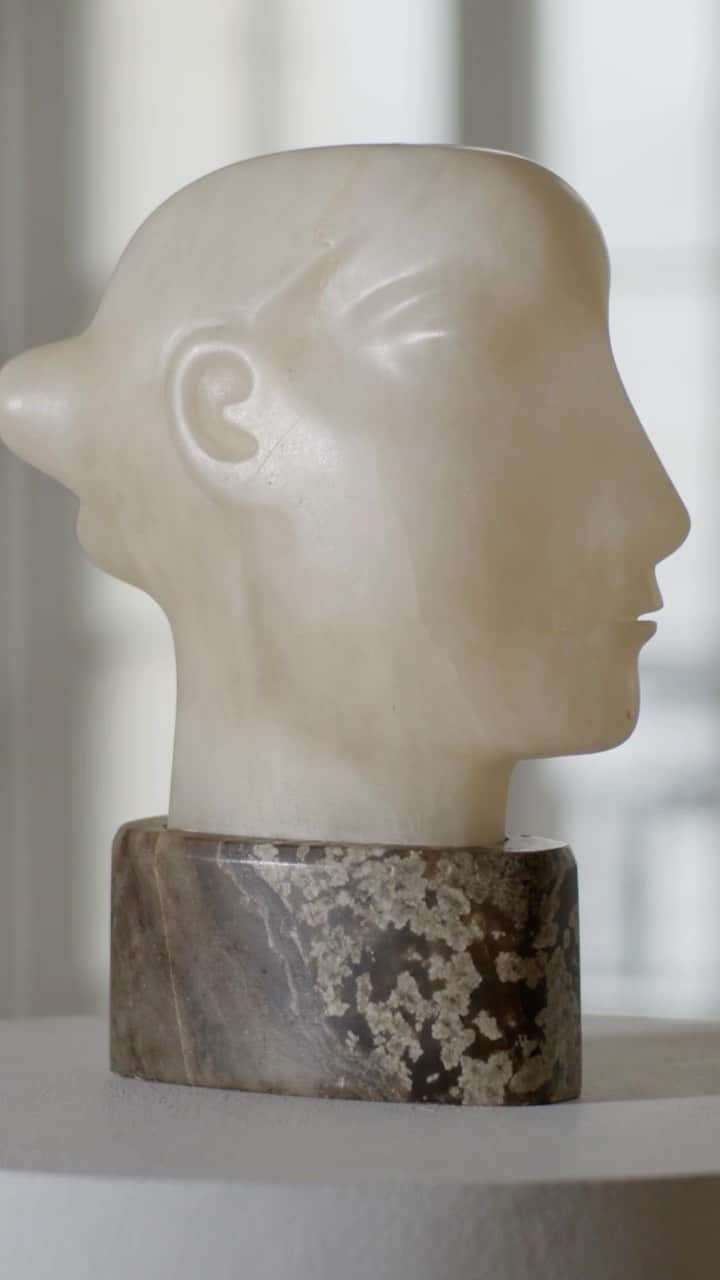 サザビーズのインスタグラム：「Hand-carved from a block of pure white alabaster, Henry Moore’s ‘Head’ from 1929 reveals a more delicate and fragile sensibility towards sculpture than many of the artist’s later works. Direct carving was an integral part of Moore’s philosophy of ‘truth to materials’, which allowed the medium’s properties to come through into the sculpture itself.    Sotheby’s Head of British Art @andrezlattinger joins us from #SothebysLondon to share more about this period in Moore’s career.   It will headline our Modern British & Irish Art Evening Auction on 21 November, and the exhibition is open to the public in our London galleries 17-21 November. Discover more at the link in bio.   #SothebysModern #SothebysModBrit #HenryMoore」