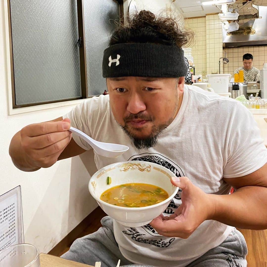 吉田隆司のインスタグラム：「うますぎ🍜釈羅不！ #まるやすらーめん #dragongate #prowrestling #foodstagram #ドラゴンゲート #プロレス #マシッソヨ #ラーメン #灘区 #グルメ #釈羅不」