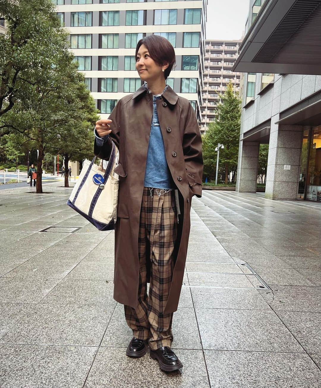 五明祐子さんのインスタグラム写真 - (五明祐子Instagram)「雨降って大活躍だった @mackintoshofficial  のブラウンのコート🤎  今日着てたらみんなに褒められた😚 リメイクシャツは @santamonica_ladies のもの🤗  #コーディネート#雨の日コーディネート」11月17日 18時03分 - gomyoyuko