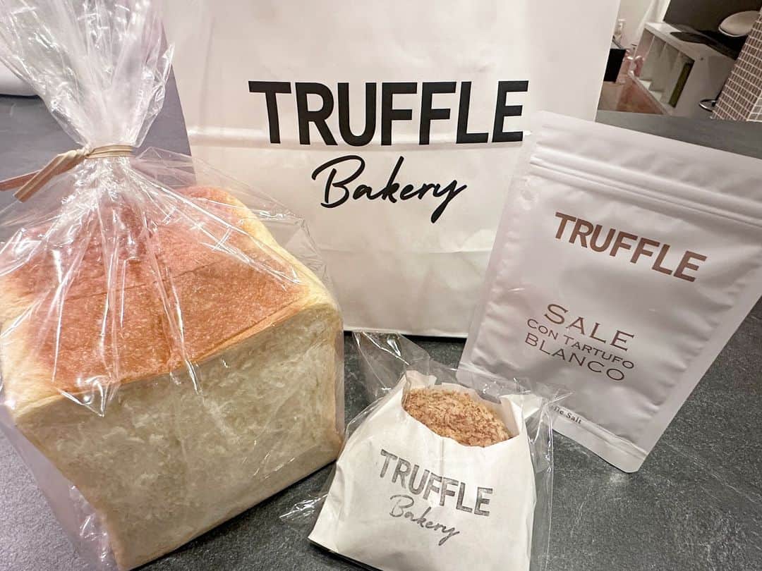 藤巻碧のインスタグラム：「ここのパンとお塩大好き✌🏻🍞💛  #trufflebakery」