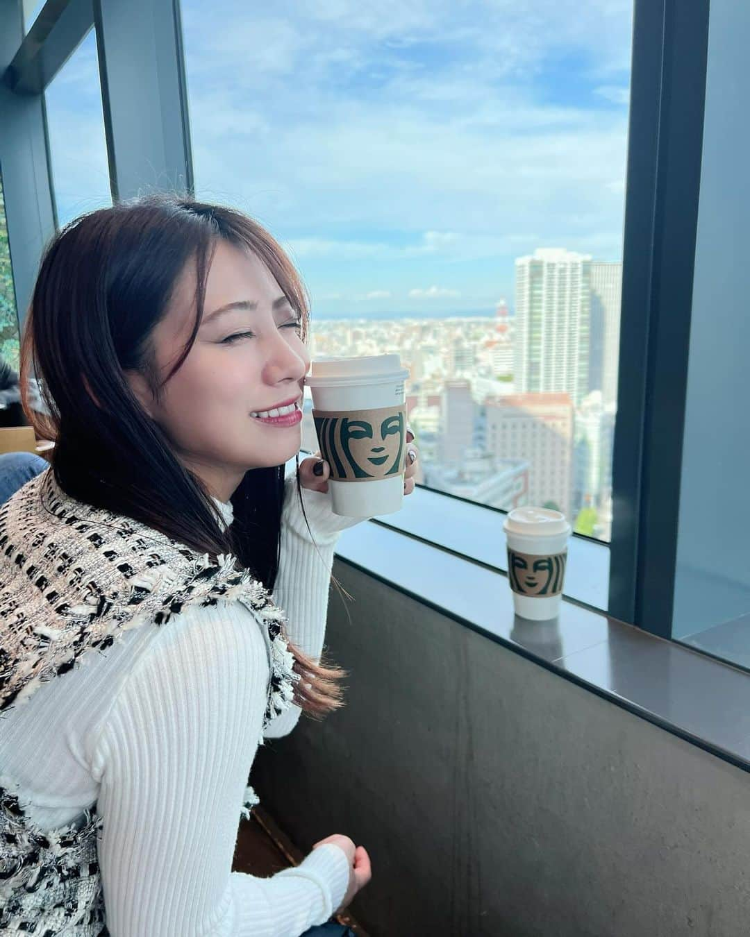 坂本遥奈のインスタグラム：「日本一高いとこにあるスタバ🌱  景色がいいカフェ☕️ 最高だよね〜🤭  スタバよく飲む方は いつも頼むもの決まってる〜？☕️  #TEAMSHACHI#坂本遥奈 #japanesegirl#japan##japanese #japanesestyle#japaneseidol#idol#fyp#instagood#instafashion #instalike #japan#JRゲートタワー#スタバ#starbucks」