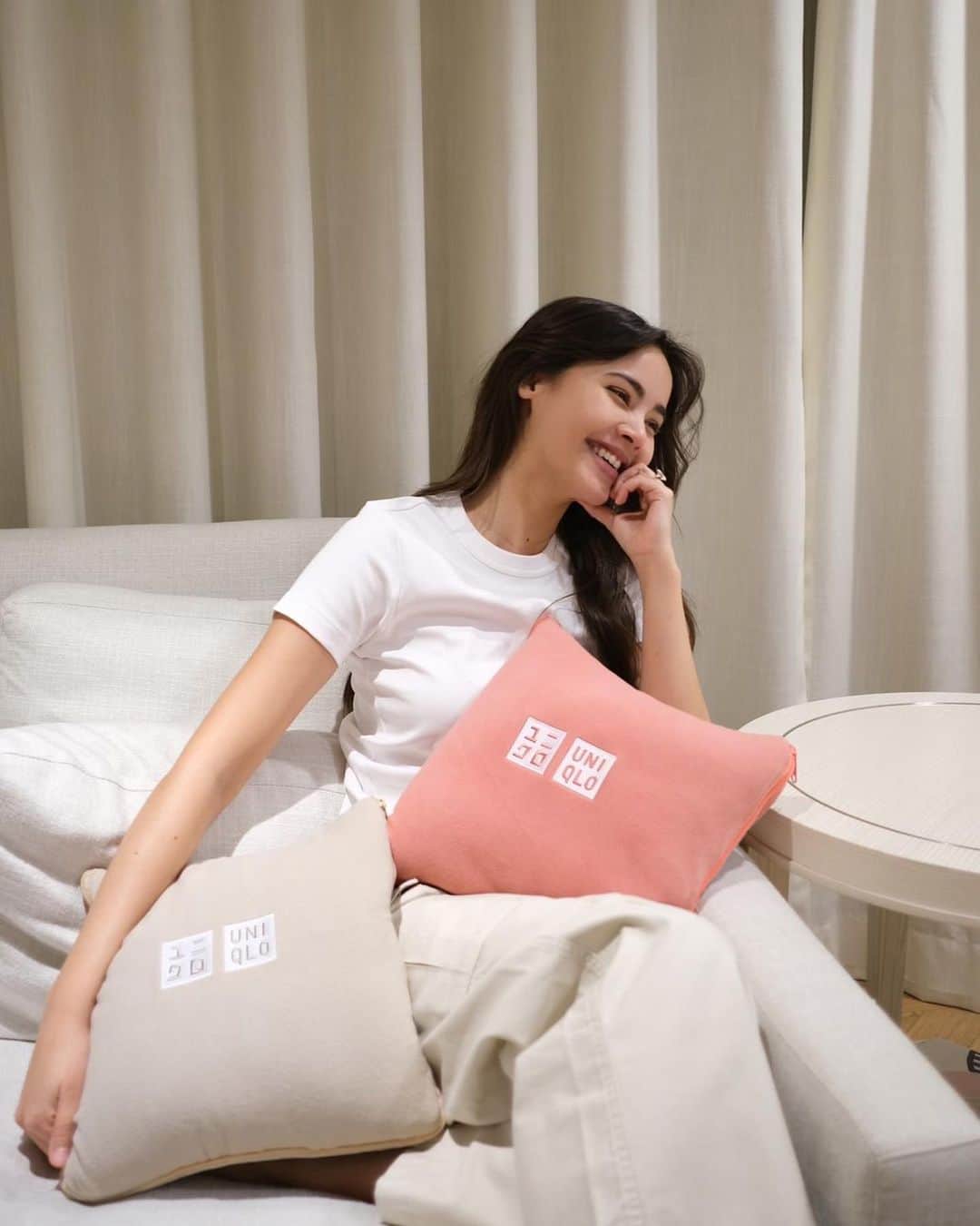 ウッラサヤー・セパーバンのインスタグラム：「สัมผัสความนุ่ม ฟินและสบายได้แบบนี้ กับ Arigato Gift จาก @Uniqlothailand 🎁🎉  กลับมาอีกครั้งกับช่วงเวลาสุดพิเศษ UNIQLO ARIGATO FESTIVAL เทศกาลขอบคุณที่จัดขึ้นมาเพื่อส่งคำขอบคุณให้กับทุกๆคน มีของขวัญสุดพิเศษ หมอนผ้าห่ม Foldable Pillow Blanket ใบนี้น่ารักมาก ทำมาจากผ้า Fleece นุ่มมาก เมื่อช้อปครบ 3,500 บาทก็รับไปเลย ตั้งแต่ 24 พ.ย. 66- 30 พ.ย. 66 เท่านั้นนะคะ   #UniqloThailand #UNIQLOARIGATOFESTIVAL #ขอบคุณที่ให้ยูนิโคล่เป็นส่วนหนึ่งของชีวิตคุณ」