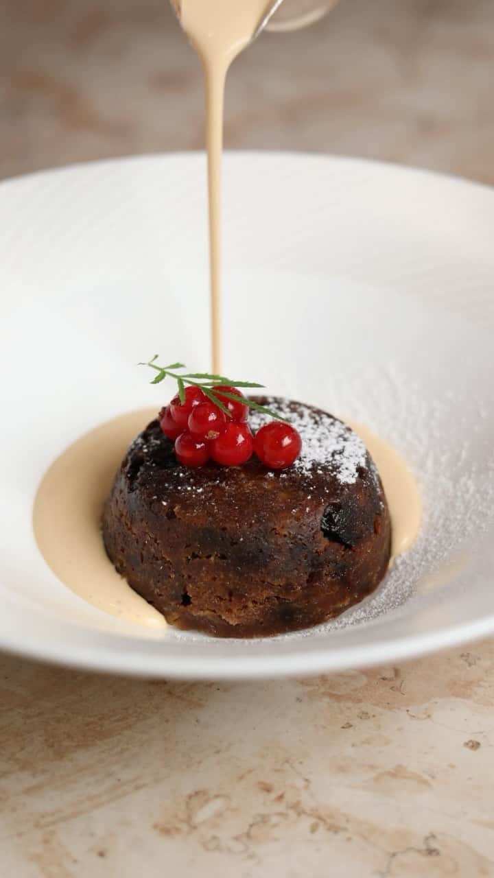 ゴードン・ラムゼイのインスタグラム：「Christmas pudding at @riverrestaurantbygordonramsay, served with brandy créme anglaise - just stunning !」