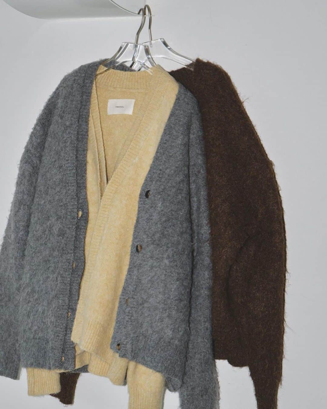 lifes_officialのインスタグラム：「11.17（ fri ）in stock  Brashed Vneck Cardigan （ cream / gray / brown ）  程よく肉厚で、密度感のある目のつまった編み地が特徴のニットカーディガン。ふんわりと柔らかい質感と、つつみこむような着心地がシーズンムードたっぷりな一枚。TODAYFULらしいオーバーサイズとダブルカラーの襟が魅力。羽織りとして着ていただくのはもちろん、ボタンを留めてVネックのニットプルオーバーとして着るのもおすすめです。  #lifes #todayful」