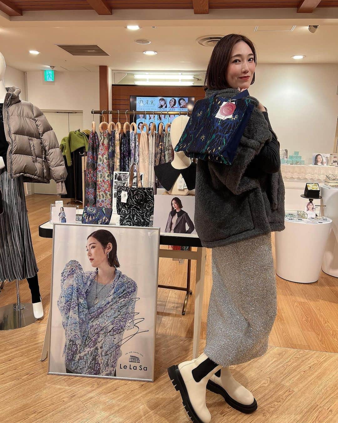 愛月ひかるさんのインスタグラム写真 - (愛月ひかるInstagram)「日比谷シャンテPOP UP SHOPに遊びに行ってきました☺️NYから帰国中の同士かなえ(@layla_sazanami)と❤️ いつ伺っても温かく迎えてくださるOGの皆さま♡今回も広いスペースに沢山の商品が並んでいて沢山のお客様がいらしてました✨  私もLeLaSaの商品を置いて頂いているので、今回は仲間に入れて頂いているような気持ちでいます🥰沢山の方が買って下さっているようでとても嬉しいです！！ 19日までやっておりますので、皆さま是非商品を手に取ってみて下さいね❣️  #日比谷シャンテ #ポップアップ #宝塚OG」11月17日 18時04分 - hikaru_aizuki