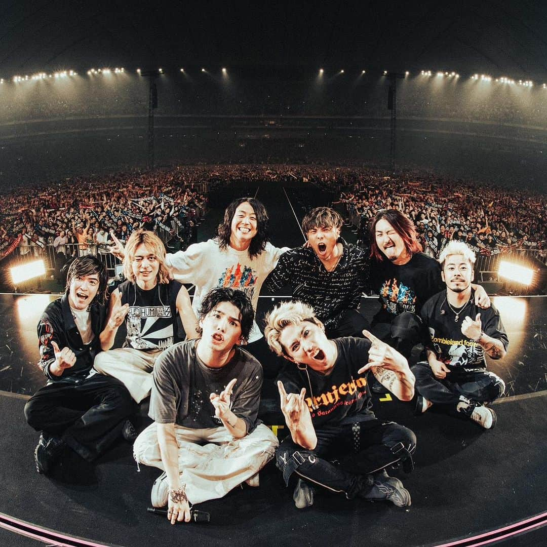 彫師美漸さんのインスタグラム写真 - (彫師美漸Instagram)「VS @oneokrockofficial @myfirststoryofficial ・ thank you @hiro_mfs_official ・ #myfirststory #oneokrock #vs #鷹 #鳶 #刺青 #彫師 #美漸 #彫師美漸 #表参道 #原宿 #原宿タトゥー #タトゥー #東京タトゥー #Bizenarttattoostudio #tokyo #tattoo #art #fashion #bizenart #bizen #문신　#Bizentattoo  #tattooer #tattooist #tattooartist #tattooart #tattoostudio #japanesetattoo #eagle」11月17日 17時59分 - bizentattoo