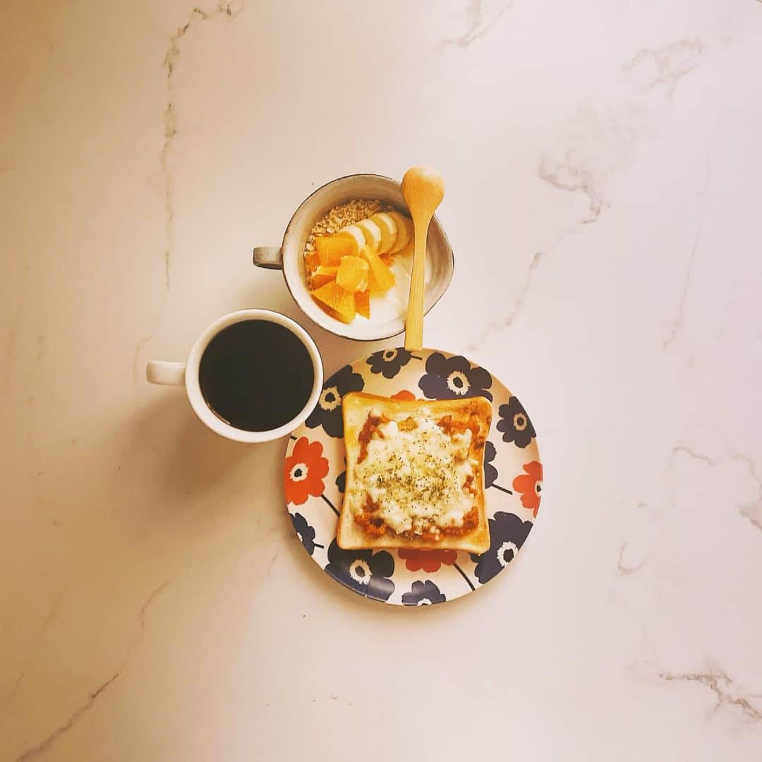 森由月さんのインスタグラム写真 - (森由月Instagram)「・ #あさごはん  #ミートソーストースト #オートミールヨーグルト  　→バナナ、ネーブルオレンジ #ホットコーヒー ・ 暇なときに作って冷凍してあったミートソースに助けてもらう朝。 パンはヤマザキのロイヤルブレッド。上にはピザチーズと乾燥パセリ。生かされてる。 ・ #いただきます #朝食 #モーニング #あさごぱん #ヤマザキ #ロイヤルブレッド  #トーストアレンジ #ミートソース  #毎朝オートミール #腸活 #パン好き #珈琲  #おうちごはん #おうちごはん記録  #breakfast #instafood #bread #coffee #oatmealyogurt  #🍞 #🍊 #🍌  #ごちそうさま」11月17日 17時59分 - mori_yutsuki