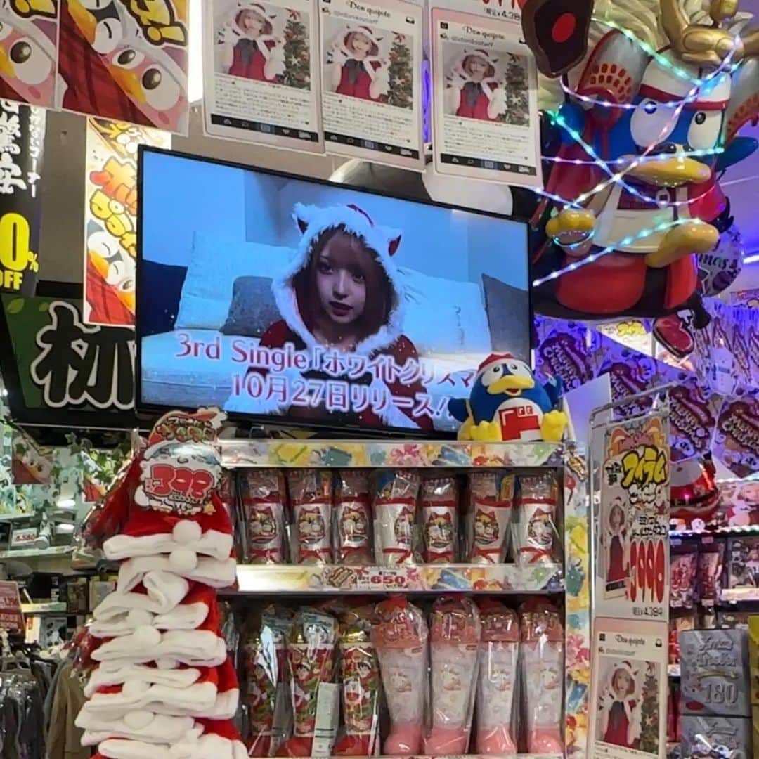 MINAMIさんのインスタグラム写真 (MINAMIInstagram)「. MEGAドン・キホーテ甲府店さんのクリスマスコーナーにホワイトクリスマスとのコラボ企画でMVなど装飾の中にみ