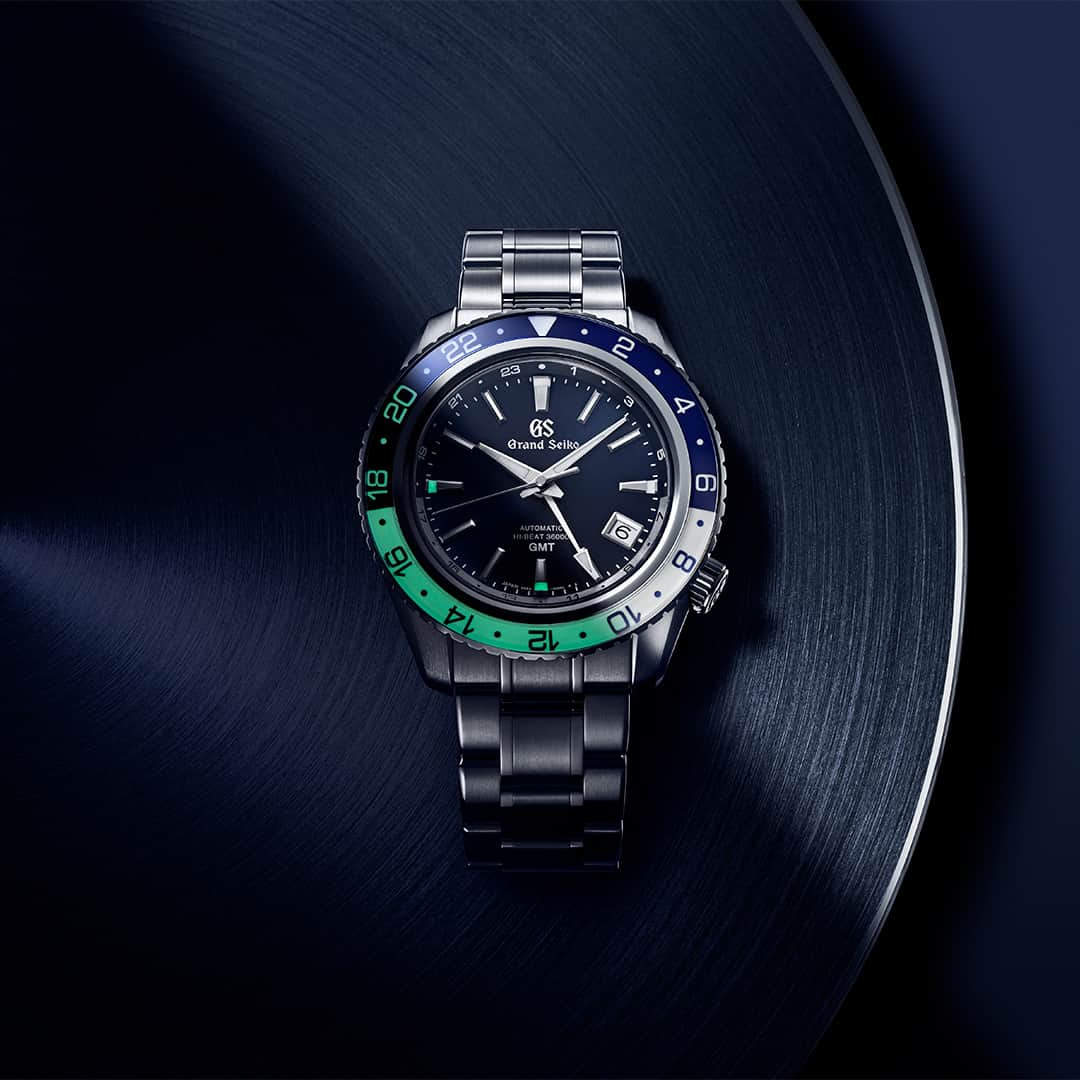 Grand Seiko Official instagramのインスタグラム：「【Sport Collection #SBGJ237 】  サファイアガラスの回転ベゼルによって、同時に三つの異なるタイムゾーンを表示することができ、グランドセイコーの美しさを保ちながらも、存在感のあるデザインに仕上がっています。  日常生活用強化防水（20気圧）、耐衝撃性を兼ね備えたこの時計は、グローバルに活躍する人々にとって理想的なラグジュアリーなスポーツウオッチです。  #grandseiko #グランドセイコー #thenatureoftime #aliveintime」