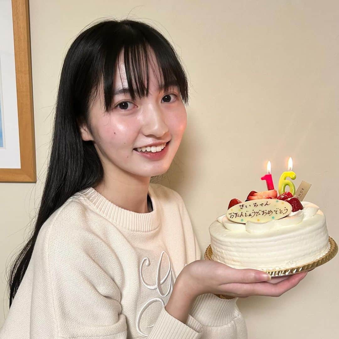 山本紗衣のインスタグラム：「＊ 先日16歳になりました🎂 大人でもなく子供でもない年齢ですが 楽しんで成長できる一年にしたいなって思います。 メッセージも本当にありがとうございました！ ・ ・ ・ #誕生日 #birthday #16歳 #ありがとう #fjk #07  #山本紗衣」