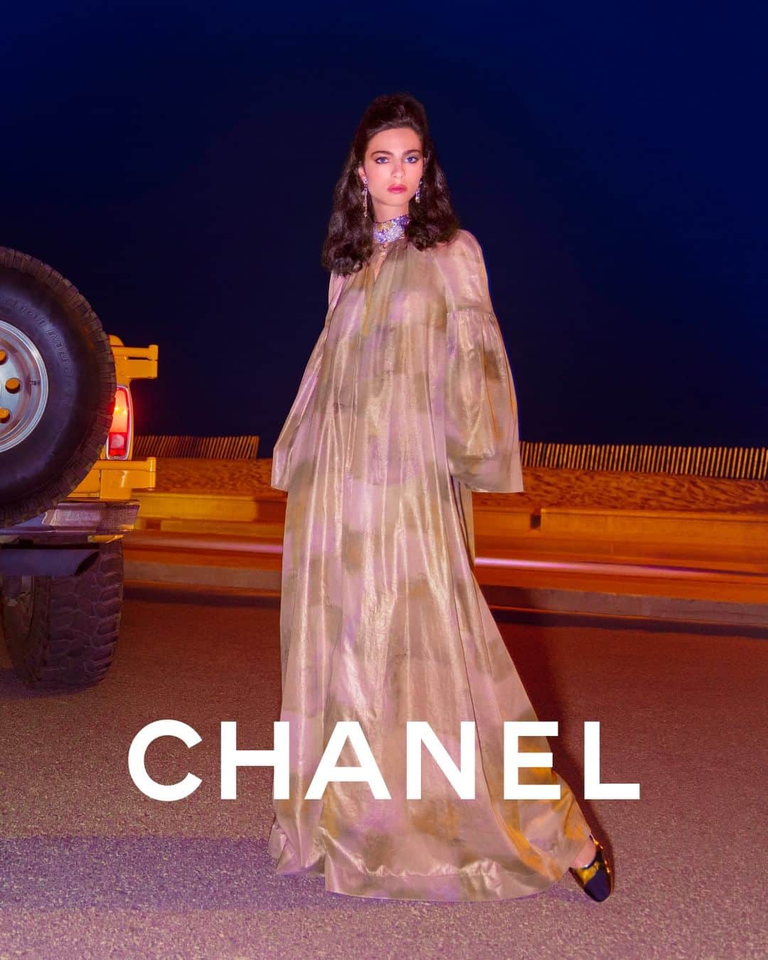 シャネルのインスタグラム：「The scintillating energy of the seventies illuminates the CHANEL Cruise 2023/24 collection through a range of geometric golden motifs embellishing a floating dress.  The campaign is embodied by model Loli-Bahia and was photographed by Inez & Vinoodh.   The collection is now available in boutiques.  See more at chanel.com  #CHANELCruise @InezandVinoodh @LoliBahiaa」