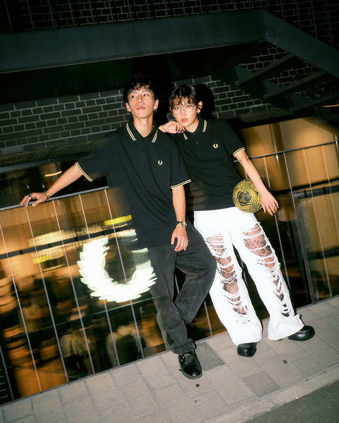 フレッドペリー さんのインスタグラム写真 - (フレッドペリー Instagram)「📍 Tokyo  東京デザインのフレッドペリーシャツを限定リリース。ポロシャツの背中にはツインティッピングと同じシャンパンカラーでショップのアドレスをプリント。 オンラインとFRED PERRY SHOP TOKYOのみでお買い求めいただけます。  📷 Hayata Matsuzawa  #フレッドペリー #フレッドペリーシャツ #fredperry #fredperryshirt #fpnighttales」11月17日 18時00分 - fredperryjp