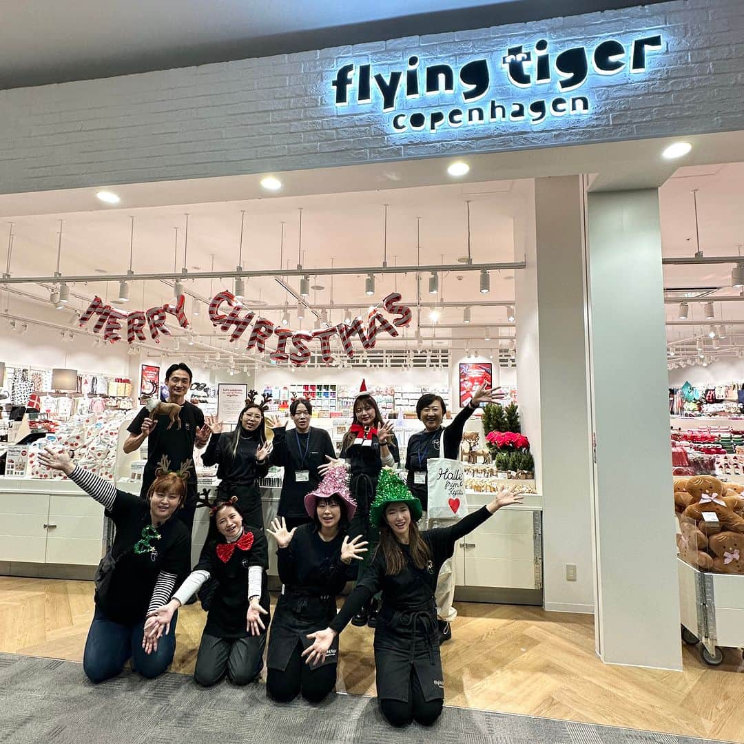 Flying Tiger Japanのインスタグラム：「＼ 京都・イオンモール京都桂川ストア オープン／ 本日11/17（金）に「イオンモール京都桂川」２階に 新店舗をオープンしました🎉  長らく京都市中京区に店舗を構えていましたが、 2023年1月に閉店。 お客様より、たくさんの出店に関するご要望をいただき、 この度、10か月ぶりの京都への帰還となりました。  家族や友だちと盛り上がる大型トイ・ゲーム、 思わずくすっと笑いがうまれるガジェット、 お料理が楽しくなるキッチングッズなどの定番カテゴリーに加え、 オープン時期はシーズン到来のクリスマス商品を多数ラインナップします。  詳しくはアカウントTOPのプロフィールから公式サイトをご確認ください✨ みなさまとお会いできることを、スタッフ一同楽しみにしています！  #フライングタイガー #flyingtiger #北欧 #北欧インテリア #北欧デザイン #北欧雑貨 #デンマーク #hygge #新店舗オープン #アミュプラザ長崎 #アミュプラザ #長崎 #クリスマス #Christmas #ホリデーシーズン #クリスマスデコレーション #クリスマスパーティー #クリスマス装飾 #クリスマスプレゼント」