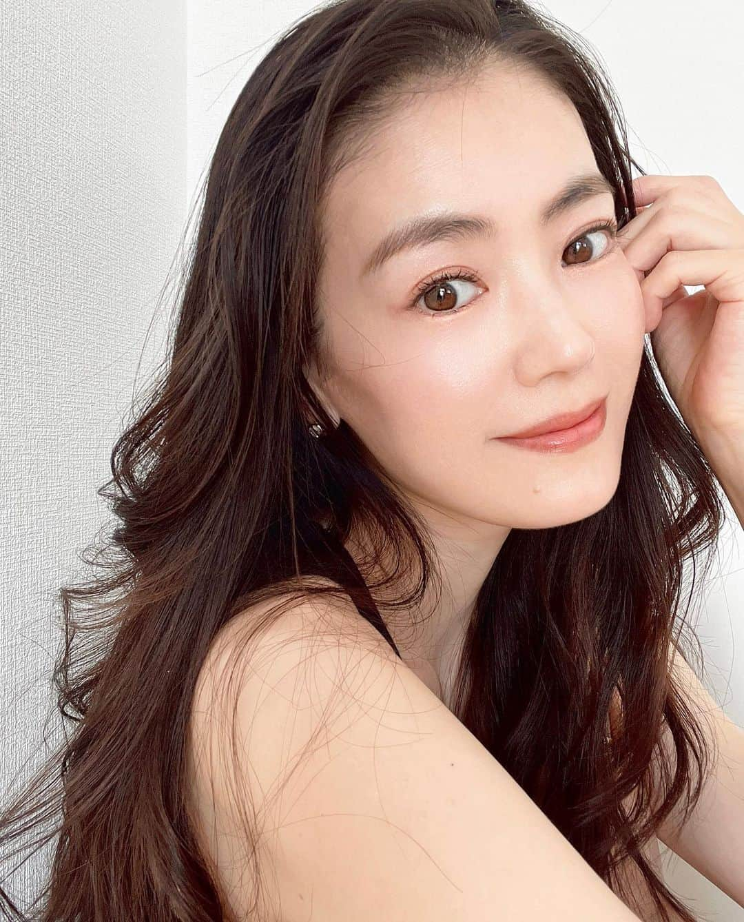 葛岡碧のインスタグラム：「Self make up   産休中に自分でも驚くほど色白になり、 今までのファンデーションの色味が合わなくなり、 いろいろ探していて試してみました♪  クレ・ド・ポー ボーテのクッションファンデーション、 タンクッションエクラ　ルミヌ  写真の2枚目、手の甲半分に塗ってみたのですが、 テクスチャーがみずみずしくて軽いので、 塗ってない方と比べると、すごくナチュラルにカバーしてくれて、しっとりとツヤ肌の仕上がりに✨  そして、何より驚いたのが汗水にとても強い。 ゴルフやスポーツの時にもいいですね♪ SPF25・PA+++で日焼け止め効果も👌  私的に、これからの季節は特に乾燥が気になるので、 着け心地が軽く、しっとりツヤ肌に仕上がるのは 理想的です✨　　　  #クレドポーボーテ #ベスコス #ファンデーション #PR」