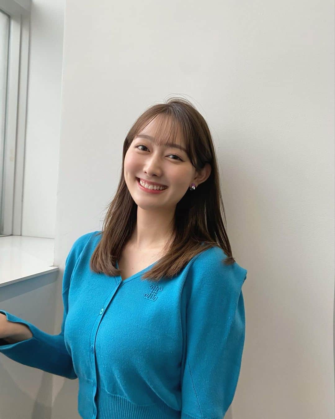 森山みなみのインスタグラム：「.  今週も羽鳥慎一モーニングショーをご覧いただき、ありがとうございました。  肩が特徴の鮮やかなブルーのトップス🫐  今朝は大谷選手のMVP獲得の瞬間を番組内でお伝えしました。さらっと発表されて驚きましたが笑、史上初、満票での2度目のMVPは本当に凄いですね㊗️  良い週末をお過ごしください。 来週も宜しくお願いいたします！   #テレビ朝日 #羽鳥慎一モーニングショー #モーニングショー #アナウンサー  #森山みなみ  #衣装」