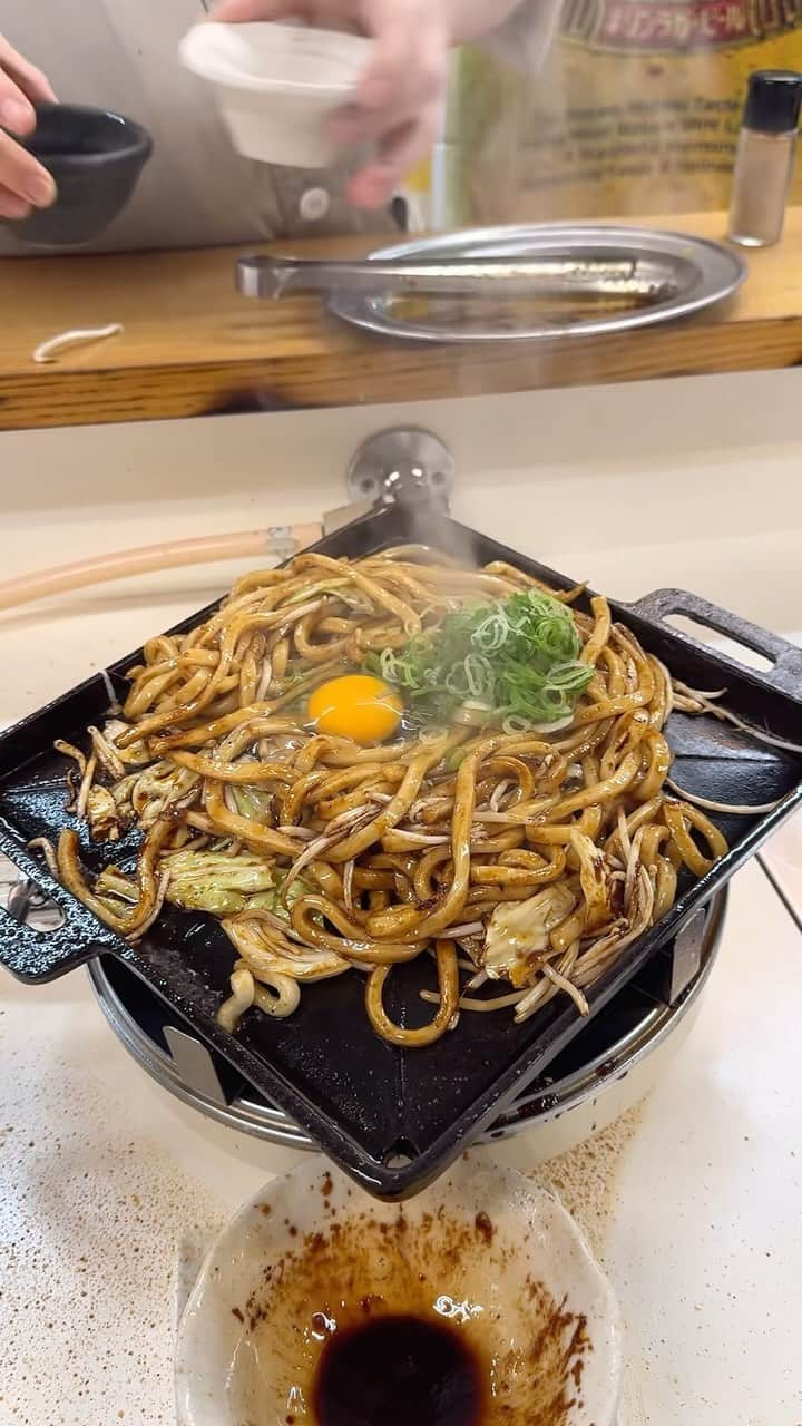 大見さなえのインスタグラム：「渋谷『ホルモン千葉』 育てたタレで〆のうどんを味わえるお店🥩 ⁡ 千葉のコース 3498円 •お通し(アバラ塩煮込み) •コク塩５種 中落ち、丸腸、つなぎ、タンコリ、豚タン •黒だれ４種 小腸、頰肉、あかせん、あぶしん •玉（うどんorそば） ⁡ この値段でボリューミーな量出てくるの嬉しい✨ まずは焼肉を楽しむ！ 塩や黒ダレで脂のった丸腸や中落ち、 コリっと食感が心地よいタンコリなど。 ⁡ そしてホルモンのお肉から滴り落ちた肉汁タレで 〆のうどんかそばを作ってくださる！！ 甘い旨味たっぷり詰まったタレが食欲をかきたてる🤤 ⁡ 店内カウンターのみのモクモク系で 店員さんが全部焼いてくれます🥩💭 ⁡ 単品のタン刺し、センマイ刺しも鮮度抜群！ 渋谷店の他にも京都、大阪、新宿店あり。 ーーーーーーーーーーーーーーーーーーーーーー ⏰17:00～23:00  定休日 月曜日 📍東京都渋谷区道玄坂2-14-17 ーーーーーーーーーーーーーーーーーーーーーー #ホルモン千葉 #渋谷グルメ #東京グルメ #焼肉 #コスパ高グルメ #めぐログ_渋谷 #めぐログ_焼肉 #yakiniku #japanesefood」