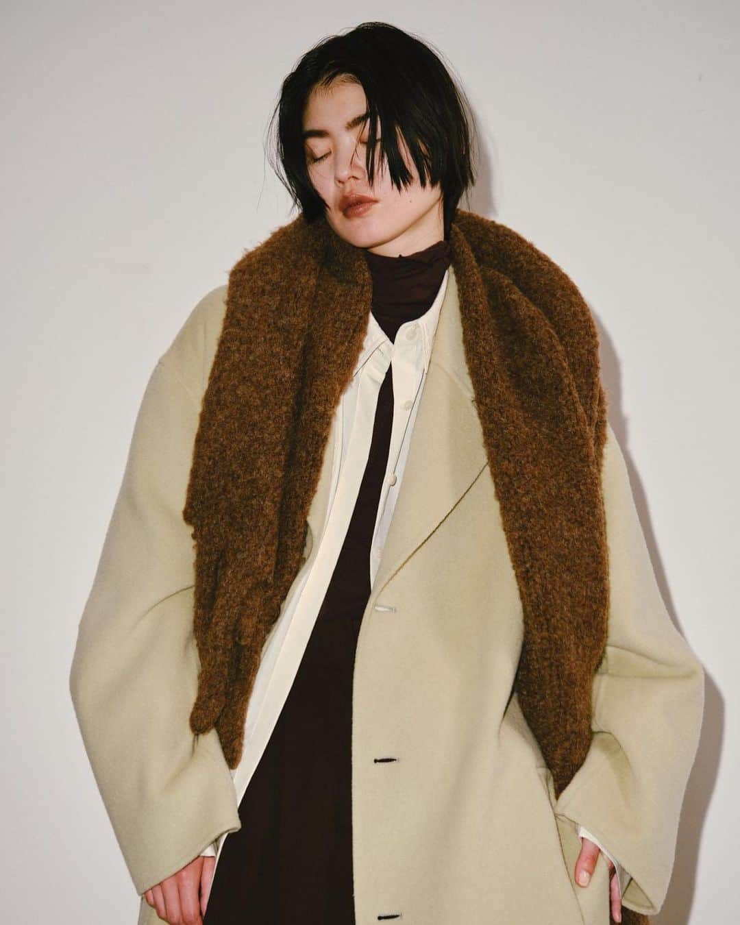 lifes_officialのインスタグラム：「Brown Color / Brashed Knit Series.  同じ糸で編み上げた、カーディガン/クルーネックニット/ボリュームストールが登場。ほどよく肉厚で、起毛加工をほどこした編み地が特徴です。包みこむような着心地がシーズンムードたっぷりなアイテム。  11.17（ fri ）in stock ✔︎ Brashed Crewneck Knit  22.000 ✔︎ Brashed Vneck Cardigan 24.200 ✔︎ Brashed Volume Stole  18.150  （ color : cream / gray / brown ）  #lifes #todayful」