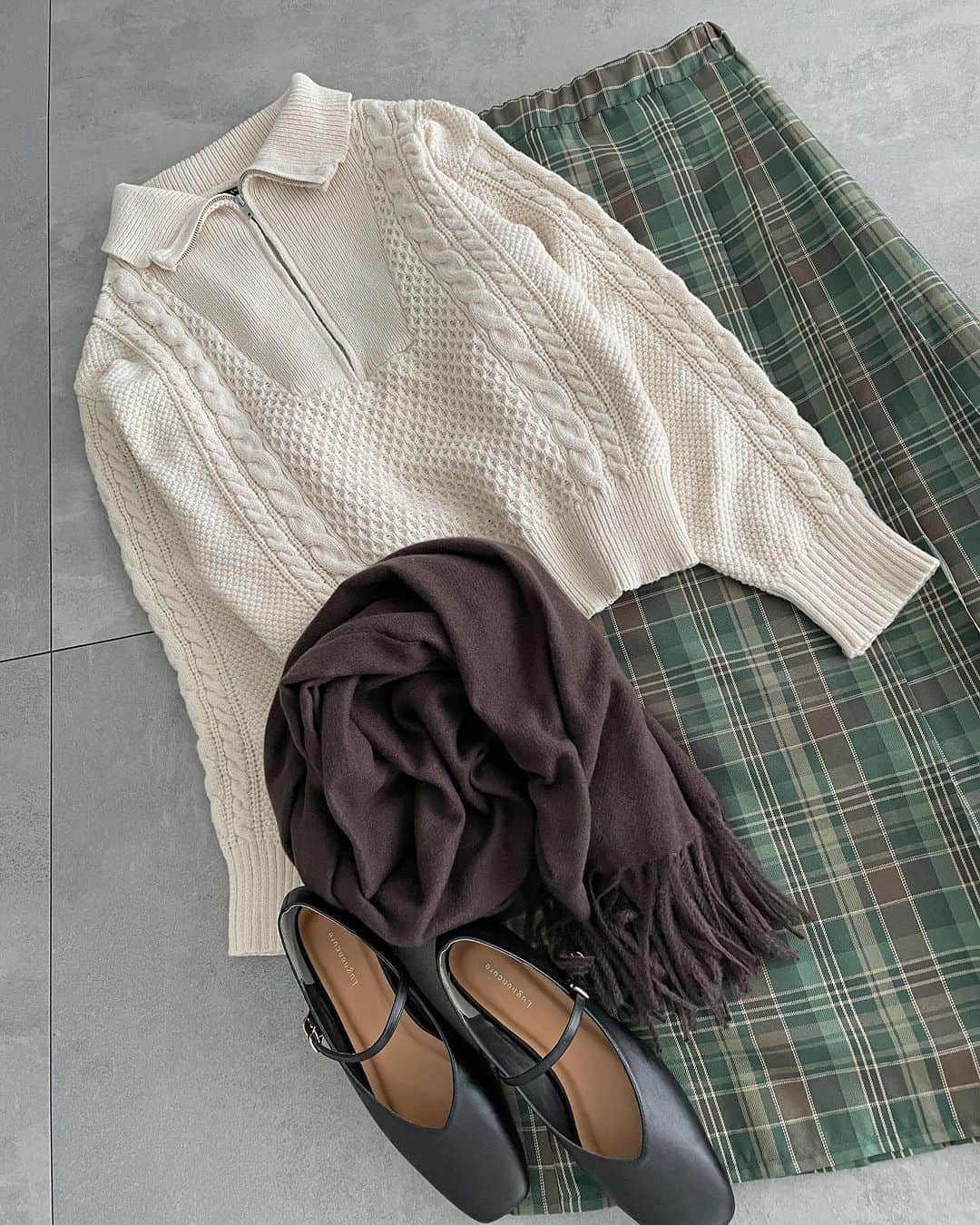 Lugnoncure（ルノンキュール）さんのインスタグラム写真 - (Lugnoncure（ルノンキュール）Instagram)「【Recommend Style】 ⁡ トラッドなチェックスカートには、ZIP衿を施したケーブル編みニットを合わせて今年らしい着こなしにアップデート。 ⁡ ゆったりとした着心地のニットに、きちんと感のあるプリーツの入ったチェックスカートをあえて合わせるだけで簡単にきれいめカジュアルスタイルが完成します。 ⁡ ⁡ —————————————— ⁡ #knit ¥6,930(tax incl.) _No.1610277 off-white/mint/black ⁡ #skirt ¥6,490(tax incl.) _No.1506287 blue/green/black ⁡ —————————————— ⁡ ※商品画像は、撮影環境やご利用のPC・スマートフォンのモニター環境などにより実物と色味に差異がある場合がございます。 ⁡ ⁡ #lugnoncure #ルノンキュール #オフコーデ #キレイめカジュアル #オフスタイル #休日コーデ #大人カジュアル #カジュアルコーデ #トラッドスタイル #ケーブルニット #ハーフジップ  #チェックスカート #プリーツスカート #トレンド #2023aw #canshopig」11月17日 18時11分 - lugnoncure