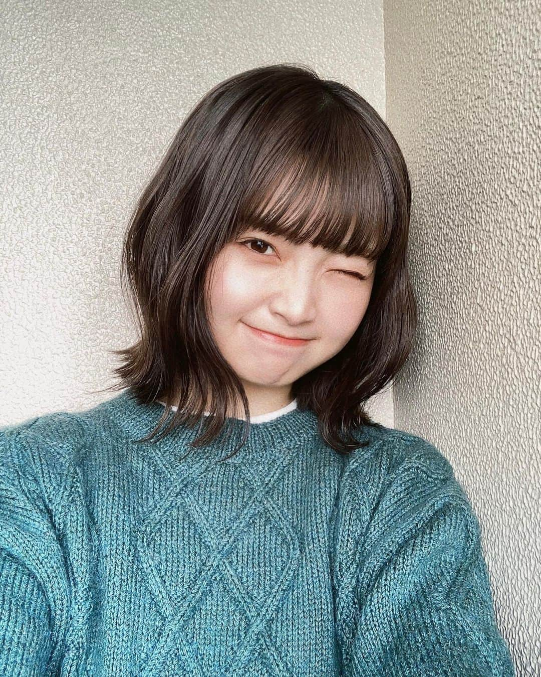 末原玲衣さんのインスタグラム写真 - (末原玲衣Instagram)「new hair color❄️ ⁡ 色落ちのリール動画見てくれたかな まだの方はぜひぜひぜひ ⁡ 前回のグレージュにほんのり紫 注入してもらいました🍇 このニット着るの楽しみにしてたから 髪色とばっちりで嬉しい〜〜 ⁡ @nora_ryo  今回もありがとうございました！  #グレージュ #グレージュカラー #ブリーチカラー #ぱっつんボブ #外ハネ #外ハネボブ #古着ニット #暗髪ボブ」11月18日 19時00分 - reis_1024