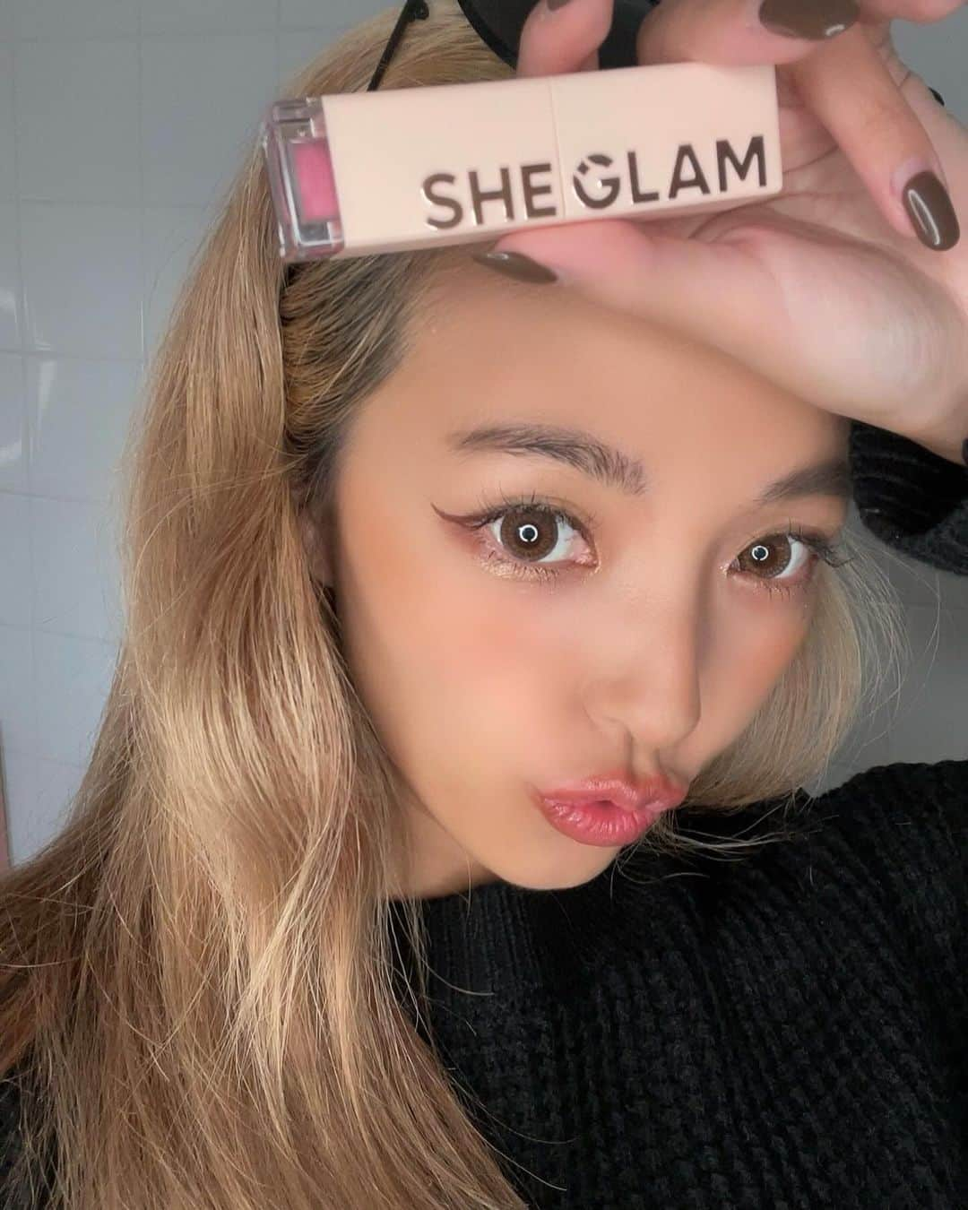 ユミ さんのインスタグラム写真 - (ユミ Instagram)「@shein_japan  cosmetics SHEGLAM Take a Hint Lip Tint💄  この季節にピッタリな潤いとカラー🤎 パッと見ヘルシー、内側ムッチリな リップメイクはいかが～🎄💝🤭  青み系リップだけど、 海外カジュアルなファッションと合うように オレンジベージュのライナーと合わせて ヘルシーに😌✨🤎🧣  大人な深み🥰 こりゃまたいいね🤭☕ 色んなファッションと合わせやすい💝   #海外ヘルシーメイク #海外カジュアルメイク #デイリーメイク #motd#cosmetic#PR #SHEGLAM #コスメホリック #メイクオタク🤓 #コスメレビュー」11月17日 18時11分 - yuminchu1029