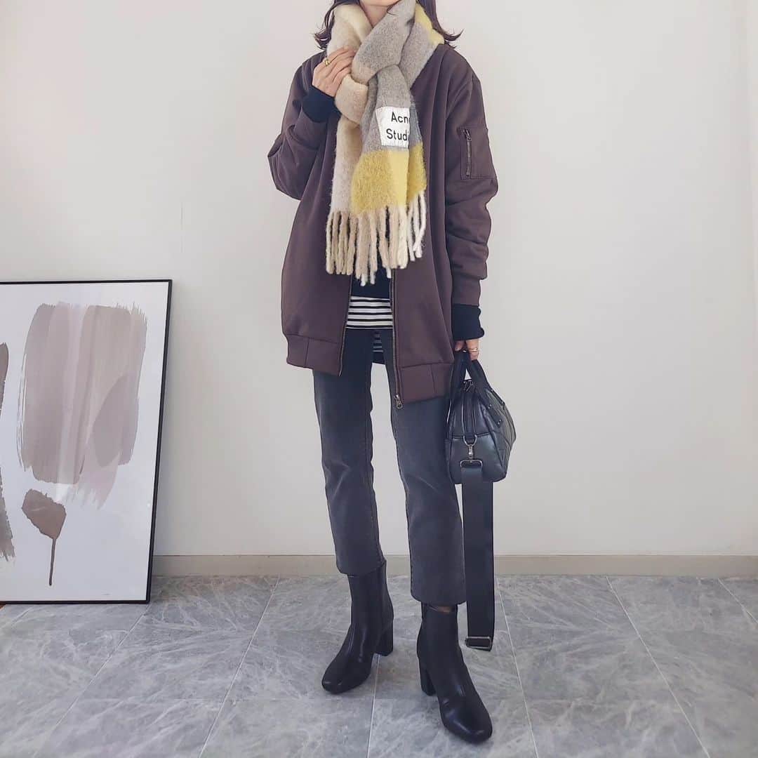 acoさんのインスタグラム写真 - (acoInstagram)「こう見えて激暖！ @ezakkamania_stores 防風ボアロングMA-1  これ本当に暖かくてめちゃくちゃ推せる🥹🫶 なんでも、BBシリーズはイーザッカ史上 最暖だそうですよ❗  自転車乗ってるとき1番実感するんだけど風通さないし ヒップまでしっかり暖か♡  特殊な防風シートを挟んだ風を通さない3層構造、内側総ボア なのに着膨れしないスッキリ見え👏 『無敵』とうたってるの、わかる  イベント情報⋆͛📢⋆ 購入者全員に1000円クーポンプレゼント 会員登録でさらにお得 会員価格￥3990→￥2990  ストーリーから飛べるのでチェックしてみてね✔𝑪𝒉𝒆𝒄𝒌  ** #PR #ezakkamaniastores #イーザッカマニアストアーズ #イーザッカマニア #zootie #防風ボアシリーズ #暖房節約 #光熱費節約 #あったかコーデ #秋冬コーデ #ezakkamania_2023aw #ezakkamania_snap #アウター #骨格ウェーブ #40代ファッション#40代ママ #ユニクロコーデ#guコーデ #大人女子#大人カジュアル #着回し#着回しコーデ #秋コーデ#秋ファッション」11月17日 18時04分 - happy_acoaco