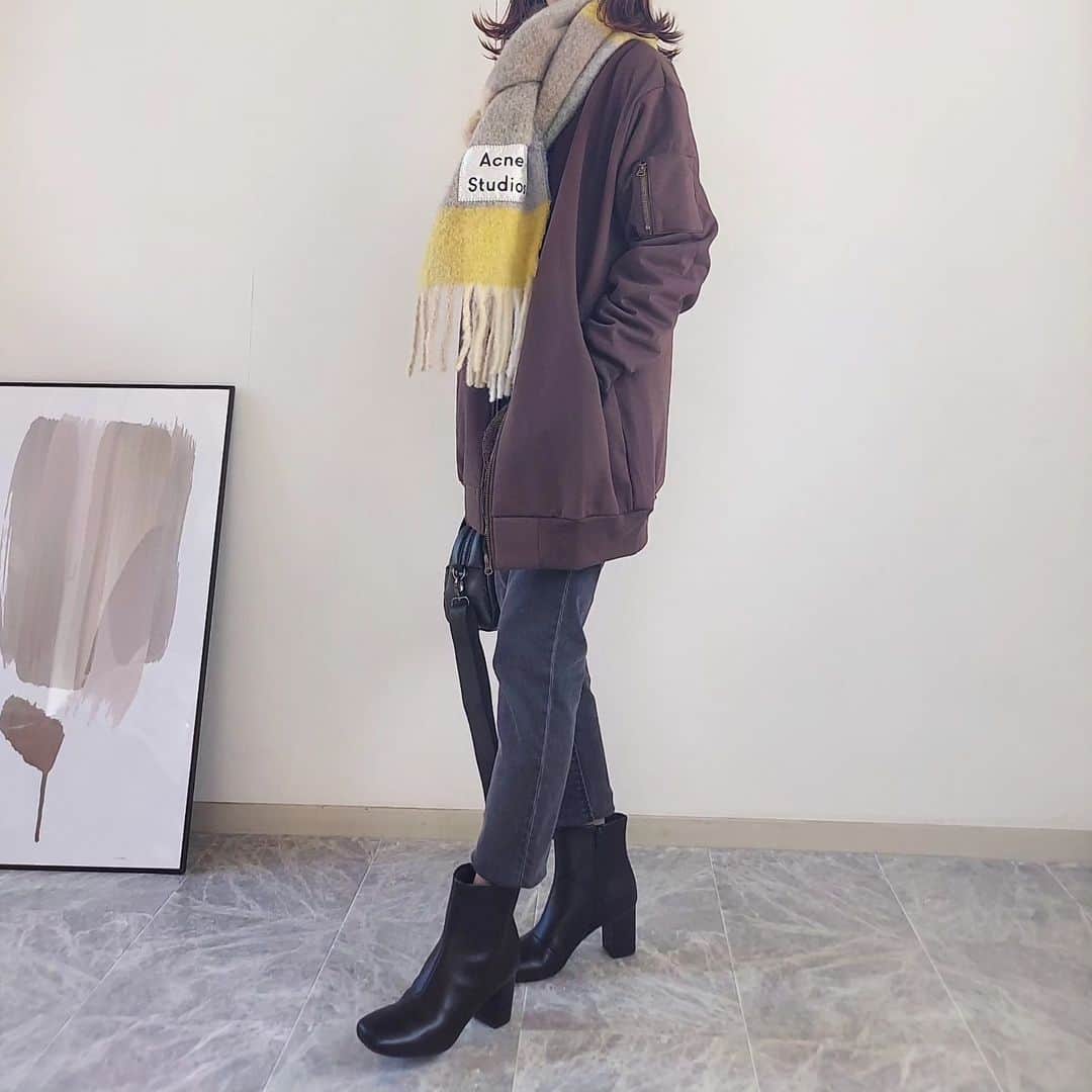 acoさんのインスタグラム写真 - (acoInstagram)「こう見えて激暖！ @ezakkamania_stores 防風ボアロングMA-1  これ本当に暖かくてめちゃくちゃ推せる🥹🫶 なんでも、BBシリーズはイーザッカ史上 最暖だそうですよ❗  自転車乗ってるとき1番実感するんだけど風通さないし ヒップまでしっかり暖か♡  特殊な防風シートを挟んだ風を通さない3層構造、内側総ボア なのに着膨れしないスッキリ見え👏 『無敵』とうたってるの、わかる  イベント情報⋆͛📢⋆ 購入者全員に1000円クーポンプレゼント 会員登録でさらにお得 会員価格￥3990→￥2990  ストーリーから飛べるのでチェックしてみてね✔𝑪𝒉𝒆𝒄𝒌  ** #PR #ezakkamaniastores #イーザッカマニアストアーズ #イーザッカマニア #zootie #防風ボアシリーズ #暖房節約 #光熱費節約 #あったかコーデ #秋冬コーデ #ezakkamania_2023aw #ezakkamania_snap #アウター #骨格ウェーブ #40代ファッション#40代ママ #ユニクロコーデ#guコーデ #大人女子#大人カジュアル #着回し#着回しコーデ #秋コーデ#秋ファッション」11月17日 18時04分 - happy_acoaco
