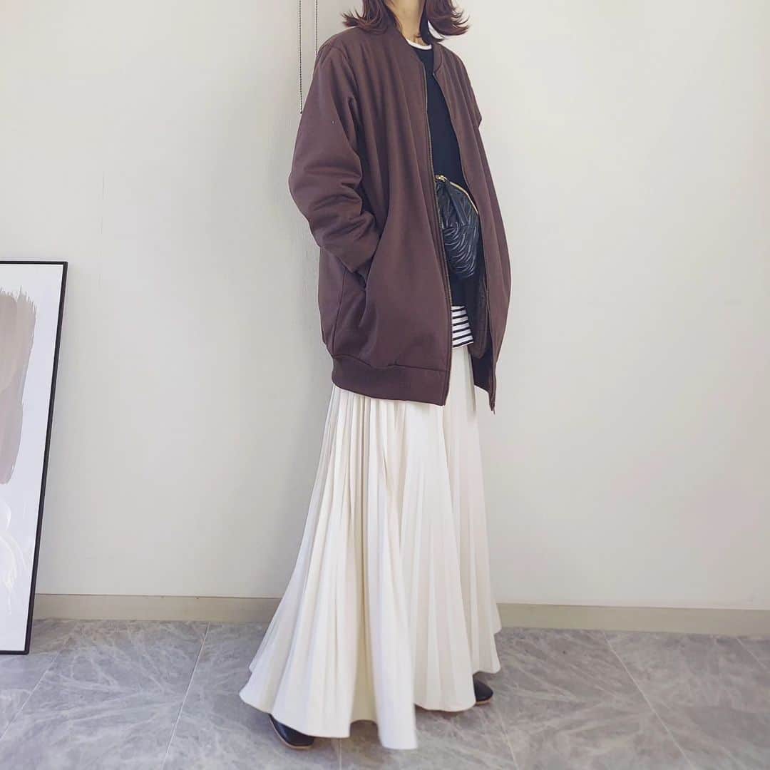 acoさんのインスタグラム写真 - (acoInstagram)「こう見えて激暖！ @ezakkamania_stores 防風ボアロングMA-1  これ本当に暖かくてめちゃくちゃ推せる🥹🫶 なんでも、BBシリーズはイーザッカ史上 最暖だそうですよ❗  自転車乗ってるとき1番実感するんだけど風通さないし ヒップまでしっかり暖か♡  特殊な防風シートを挟んだ風を通さない3層構造、内側総ボア なのに着膨れしないスッキリ見え👏 『無敵』とうたってるの、わかる  イベント情報⋆͛📢⋆ 購入者全員に1000円クーポンプレゼント 会員登録でさらにお得 会員価格￥3990→￥2990  ストーリーから飛べるのでチェックしてみてね✔𝑪𝒉𝒆𝒄𝒌  ** #PR #ezakkamaniastores #イーザッカマニアストアーズ #イーザッカマニア #zootie #防風ボアシリーズ #暖房節約 #光熱費節約 #あったかコーデ #秋冬コーデ #ezakkamania_2023aw #ezakkamania_snap #アウター #骨格ウェーブ #40代ファッション#40代ママ #ユニクロコーデ#guコーデ #大人女子#大人カジュアル #着回し#着回しコーデ #秋コーデ#秋ファッション」11月17日 18時04分 - happy_acoaco