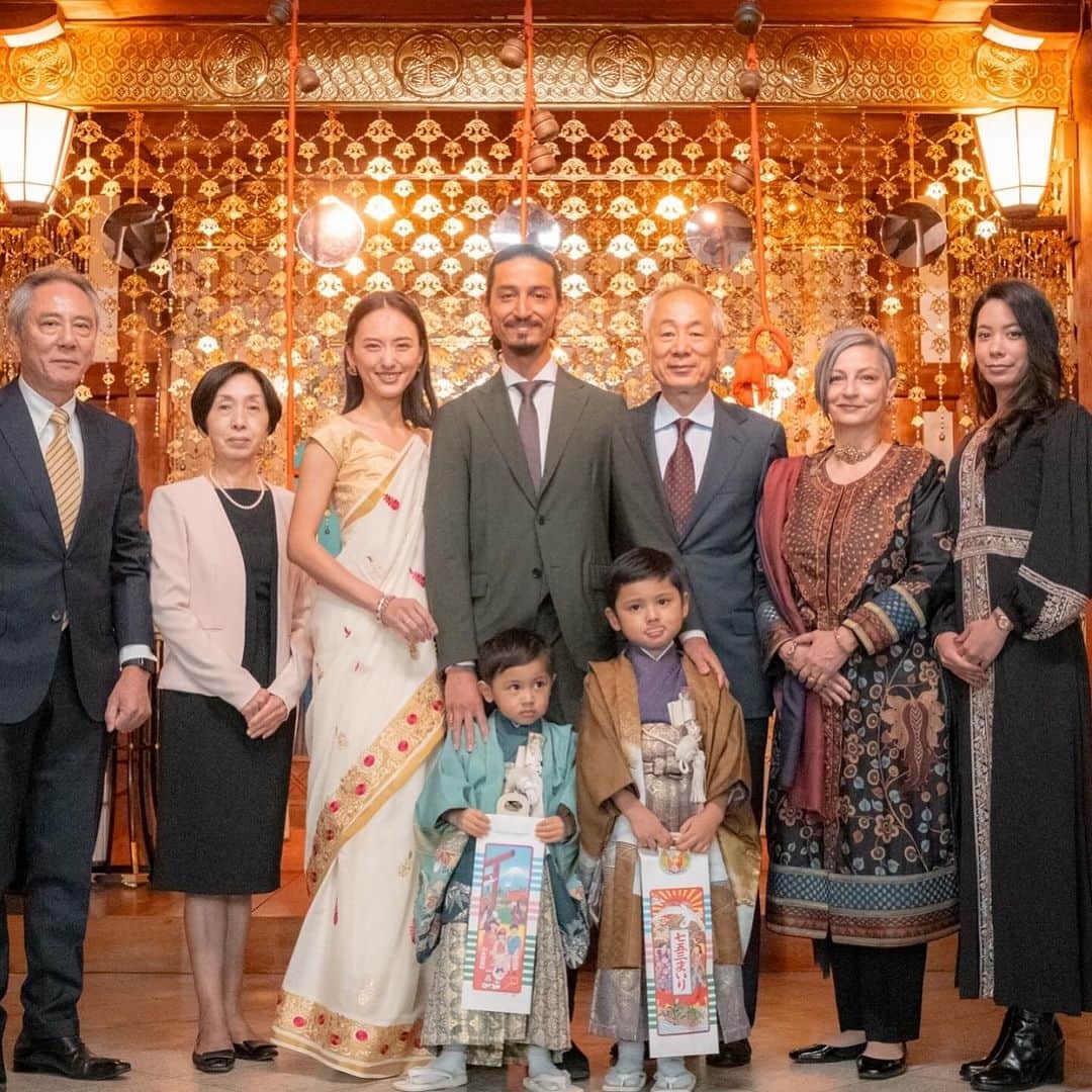 尾形沙耶香のインスタグラム：「これまでとこの先程の健やかな成長を祝い祈る日 七五三。 医療が発達した現代でも、子供の笑顔が毎日見られる事は当たり前ではないのだと、全ての奇跡に感謝で胸がいっぱいに。  ウェディングの会食から始まり、お宮参りやお食い初めと、家族の思い出が詰まった同じ場所で兄弟が駆け回る姿を眺めるのもまた、感慨深いものがありました。  次のお祝いを楽しみに、思い出と幸せが溢れる日々を過ごしていきたいと思います。  #七五三 👘 #celebration」