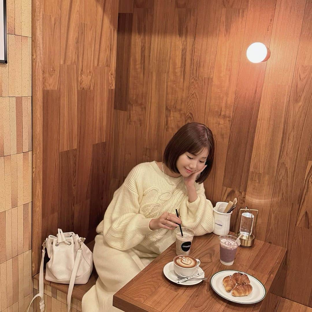 ほしのこのインスタグラム：「24年AWの生地展示会帰りに 気になっていたカフェへ☕️💛  ロゴニットセットアップは 明日11月18日21時〜発売開始🛒✨️ 私が着てるのはアイボリー ピンク推しだったんだけど、POPUPで大人気で 既にピンクは残りわずか……🥹  再販予定は今のところないので💦 この機会にぜひ🥹🥹🥹🫶  ちなみにちくちくしにくい糸で編み立ててるので 安心してね☺️  #ニットセットアップ#ニット#Aprily#アプリリー #冬服#セットアップ」