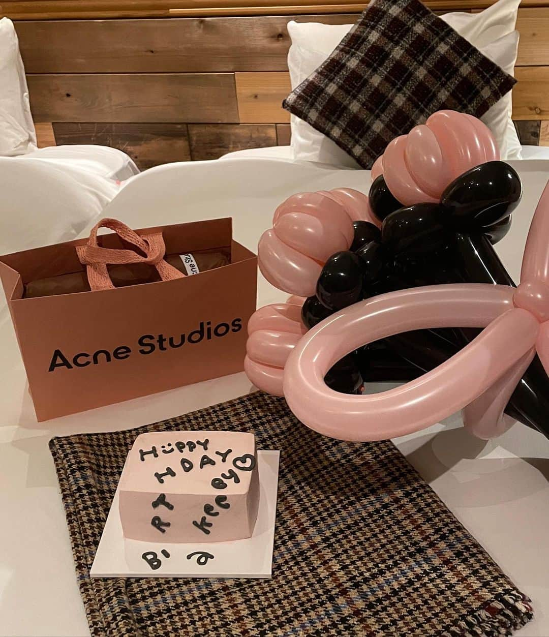 あきさんのインスタグラム写真 - (あきInstagram)「🎀💕  #acnestudios #韓国ケーキ #birthday」11月17日 18時05分 - akeeey95