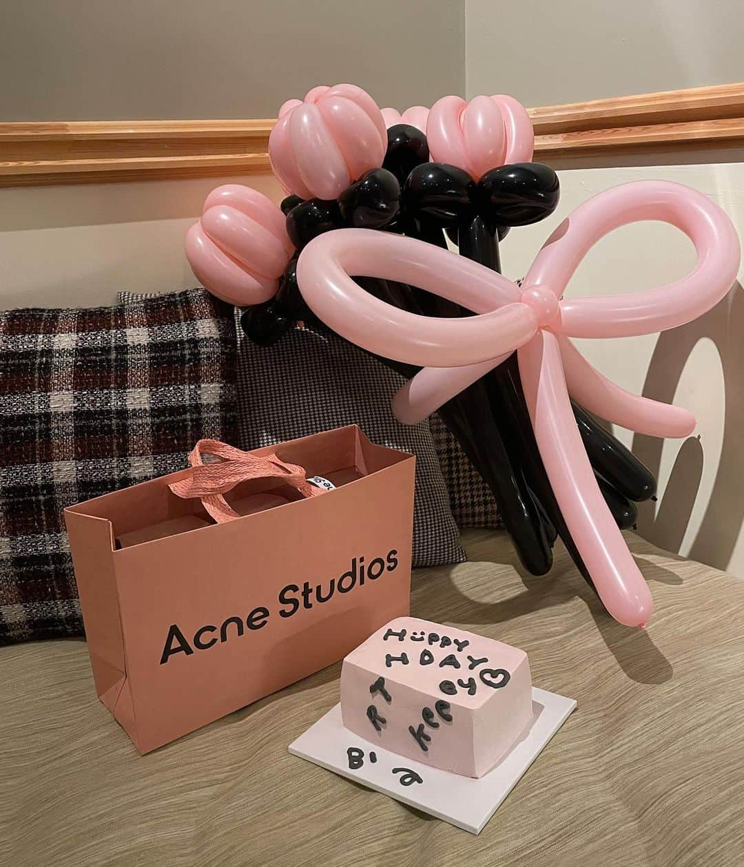 あきさんのインスタグラム写真 - (あきInstagram)「🎀💕  #acnestudios #韓国ケーキ #birthday」11月17日 18時05分 - akeeey95