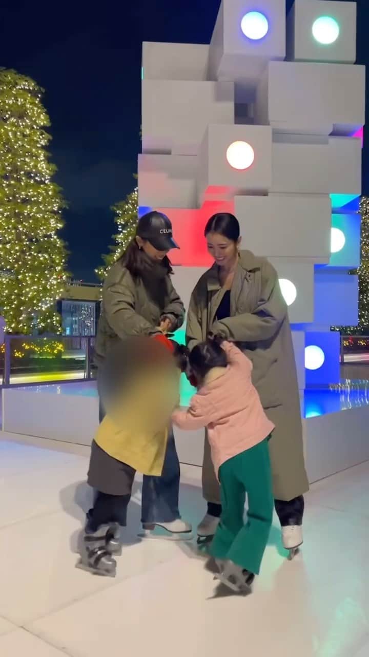 のインスタグラム：「#pr @ginzasix_official 🎄 今年もGINZA SIXに屋上スケートリンクが⛸️💖 ということで今年も皆で超楽しんできました✨ 去年よりも娘たちが成長して、 どちらかが転んだら手を差し伸べ助けてあげて、 手を繋ぎ楽しそうに仲良く滑っておりました👭💖 (滑るというより走ってた..??笑) 氷じゃないので冷たくないし濡れないよ🙆✨  帰りたくないまだまだ遊びたい‼︎ とずっと言っていたので、 また別日でも遊びに行こうと思います😂❣️  スケートリンクは 2023年11月17日(金)〜2024年1月21日(日)まで🫶  #GINZASIXxME #RooftopStarSkatingRink」