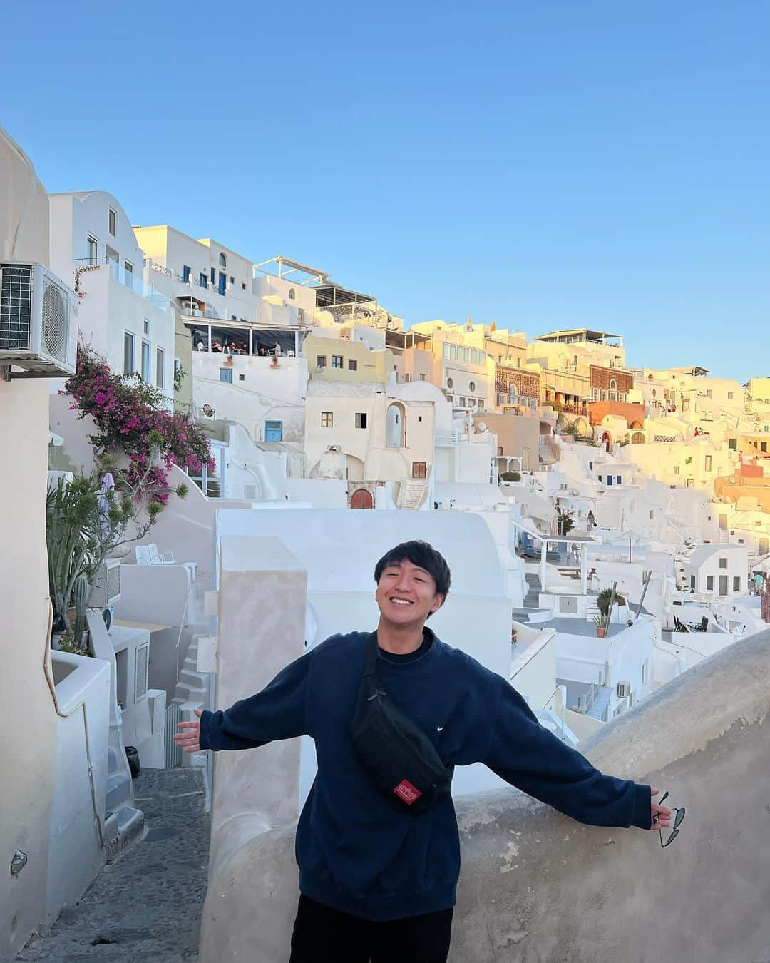 坂崎裕介のインスタグラム：「Photo2 di Santorini🇬🇷  Sumpahhhh rekomendasiiiiii tempat ini🙌 Santorini adalah Salah satu tempat yg paling indah!!!!🤩 of course Pemandangannya cakepppp, vibesnya santaiiii Jadi Nanti aku mau datang lagiiii waktu honeymoon✈️ Semoga bisa ketemu sama jodoh dulu ya😭😂  #worldtrip#greece#santorini#wasedaboys」