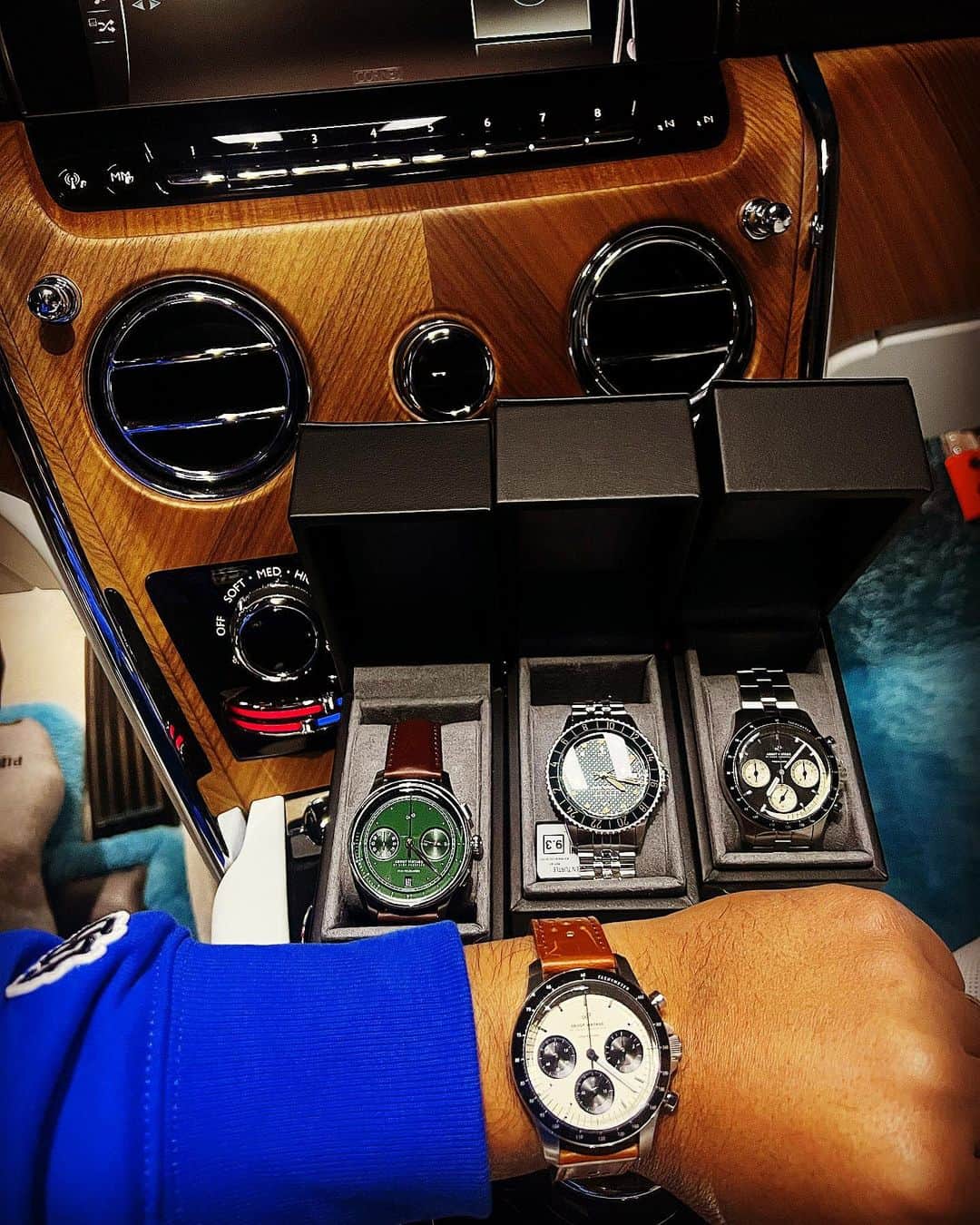 斎藤太吾のインスタグラム：「@aboutvintageofficial_jp 時計と車❣️  #ロールスロイス #ロールスロイスカリナン」