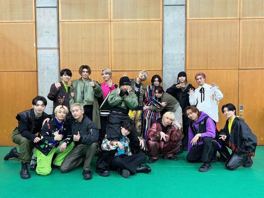 日高光啓のインスタグラム：「ベストヒット歌謡祭ありがとう！  1. BE:FIRST & MAZZELと総勢16人で！We Are BMSG！！  2.D.U.N.K.！！HAYATE（Da-iCE）, 世界（FANTASTICS）, SOTA（BE:FIRST）, RAN（MAZZEL）, SEITO（MAZZEL）, KENZO（DA PUMP） 地上波ゴールデンでサイファーってだけでやばいのに、この鬼メンツ…ダンスって本当に楽しいね。どんっどんいい風吹かせて行こう！  3.キスマイの宮田と再会。嬉しかったなぁ！！」