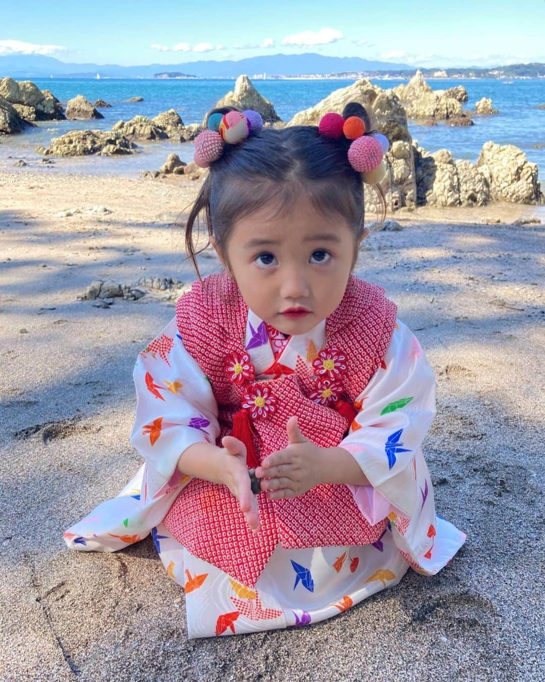 EMILY/BLUEのインスタグラム：「にこりんの七五三🥰  2〜4枚目とか持ててないじゃん🤣☂️笑 お饅頭笑顔にきゅんです🫰🏼😮‍💨♡  愛嬌あって元気にすくすく育ってくれて、 それだけでいい。 いつもありがとう🤍おめでとう🤍  お着物は @kimono_nakaya にて🫰🏼 ヴィンテージでオシャレなお着物が沢山ありました🫶🏼👘 スタッフさんも丁寧でとても気持ちよく撮影できました🥹 ありがとうございました🙏🏼  最後の写真な。笑  #海のある生活 #海のある暮らし #インテリア #男の子ママ #女の子ママ #海の見える家 #3歳 #キッズコーデ #キッズモデル#女の子コーデ #七五三」