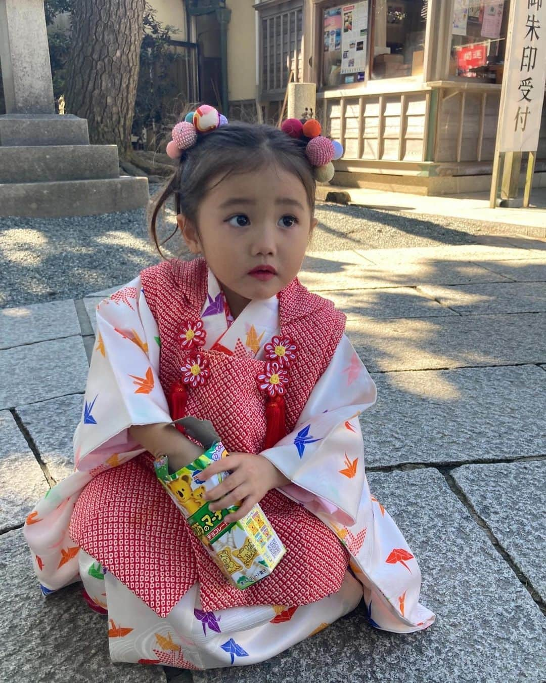 EMILY/BLUEさんのインスタグラム写真 - (EMILY/BLUEInstagram)「にこりんの七五三🥰  2〜4枚目とか持ててないじゃん🤣☂️笑 お饅頭笑顔にきゅんです🫰🏼😮‍💨♡  愛嬌あって元気にすくすく育ってくれて、 それだけでいい。 いつもありがとう🤍おめでとう🤍  お着物は @kimono_nakaya にて🫰🏼 ヴィンテージでオシャレなお着物が沢山ありました🫶🏼👘 スタッフさんも丁寧でとても気持ちよく撮影できました🥹 ありがとうございました🙏🏼  最後の写真な。笑  #海のある生活 #海のある暮らし #インテリア #男の子ママ #女の子ママ #海の見える家 #3歳 #キッズコーデ #キッズモデル#女の子コーデ #七五三」11月17日 18時09分 - emilybluejewelry0220