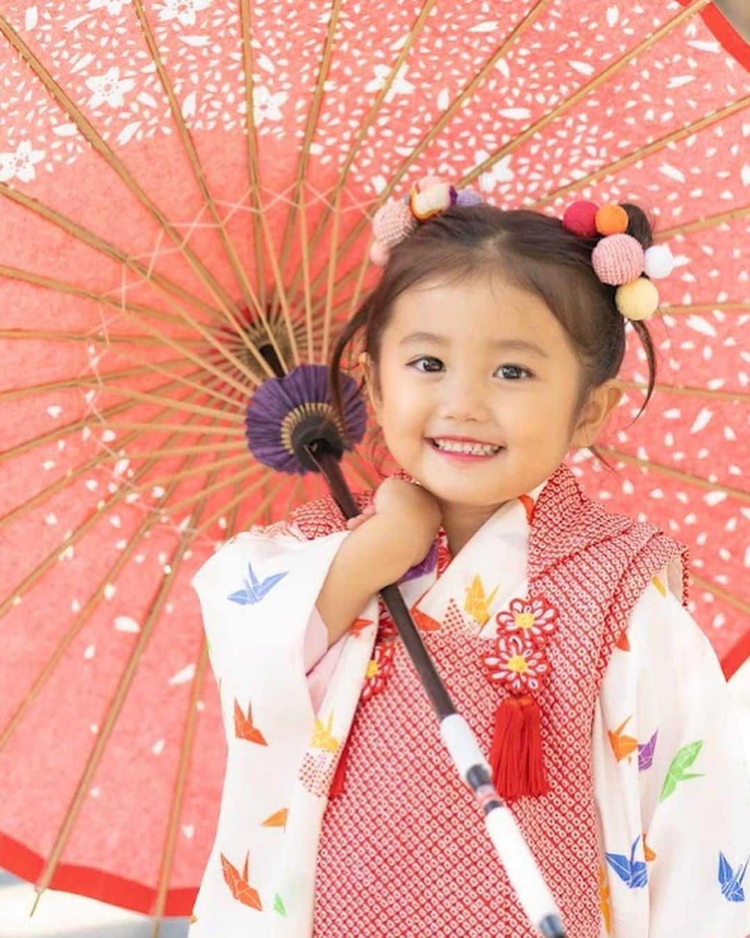 EMILY/BLUEさんのインスタグラム写真 - (EMILY/BLUEInstagram)「にこりんの七五三🥰  2〜4枚目とか持ててないじゃん🤣☂️笑 お饅頭笑顔にきゅんです🫰🏼😮‍💨♡  愛嬌あって元気にすくすく育ってくれて、 それだけでいい。 いつもありがとう🤍おめでとう🤍  お着物は @kimono_nakaya にて🫰🏼 ヴィンテージでオシャレなお着物が沢山ありました🫶🏼👘 スタッフさんも丁寧でとても気持ちよく撮影できました🥹 ありがとうございました🙏🏼  最後の写真な。笑  #海のある生活 #海のある暮らし #インテリア #男の子ママ #女の子ママ #海の見える家 #3歳 #キッズコーデ #キッズモデル#女の子コーデ #七五三」11月17日 18時09分 - emilybluejewelry0220