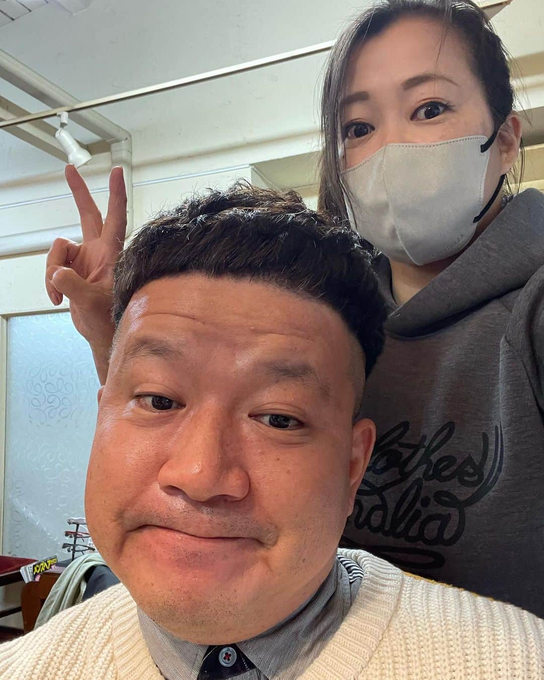 杉本知香さんのインスタグラム写真 - (杉本知香Instagram)「たいぞうさん、明日から3日間 玉川高島屋でのイベントで東京来たので散髪来てくれました😊 元芸人で役者のスチール哲平くん&富士彦くん スッキリ爽やかに☺️✂️✨  #中目黒美容室 #たいぞう#画家芸人#画家#大阪nsc11期生  #富士彦#沼津ラクーンよしもと劇場  #スチール哲平」11月17日 18時20分 - sugimotoc