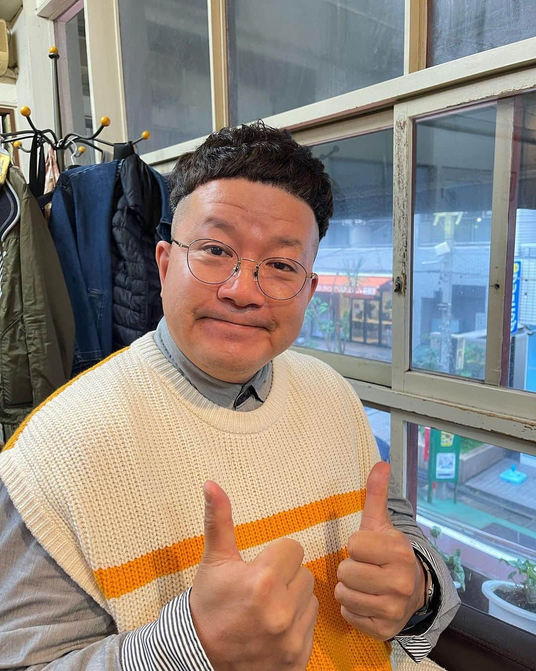 杉本知香さんのインスタグラム写真 - (杉本知香Instagram)「たいぞうさん、明日から3日間 玉川高島屋でのイベントで東京来たので散髪来てくれました😊 元芸人で役者のスチール哲平くん&富士彦くん スッキリ爽やかに☺️✂️✨  #中目黒美容室 #たいぞう#画家芸人#画家#大阪nsc11期生  #富士彦#沼津ラクーンよしもと劇場  #スチール哲平」11月17日 18時20分 - sugimotoc