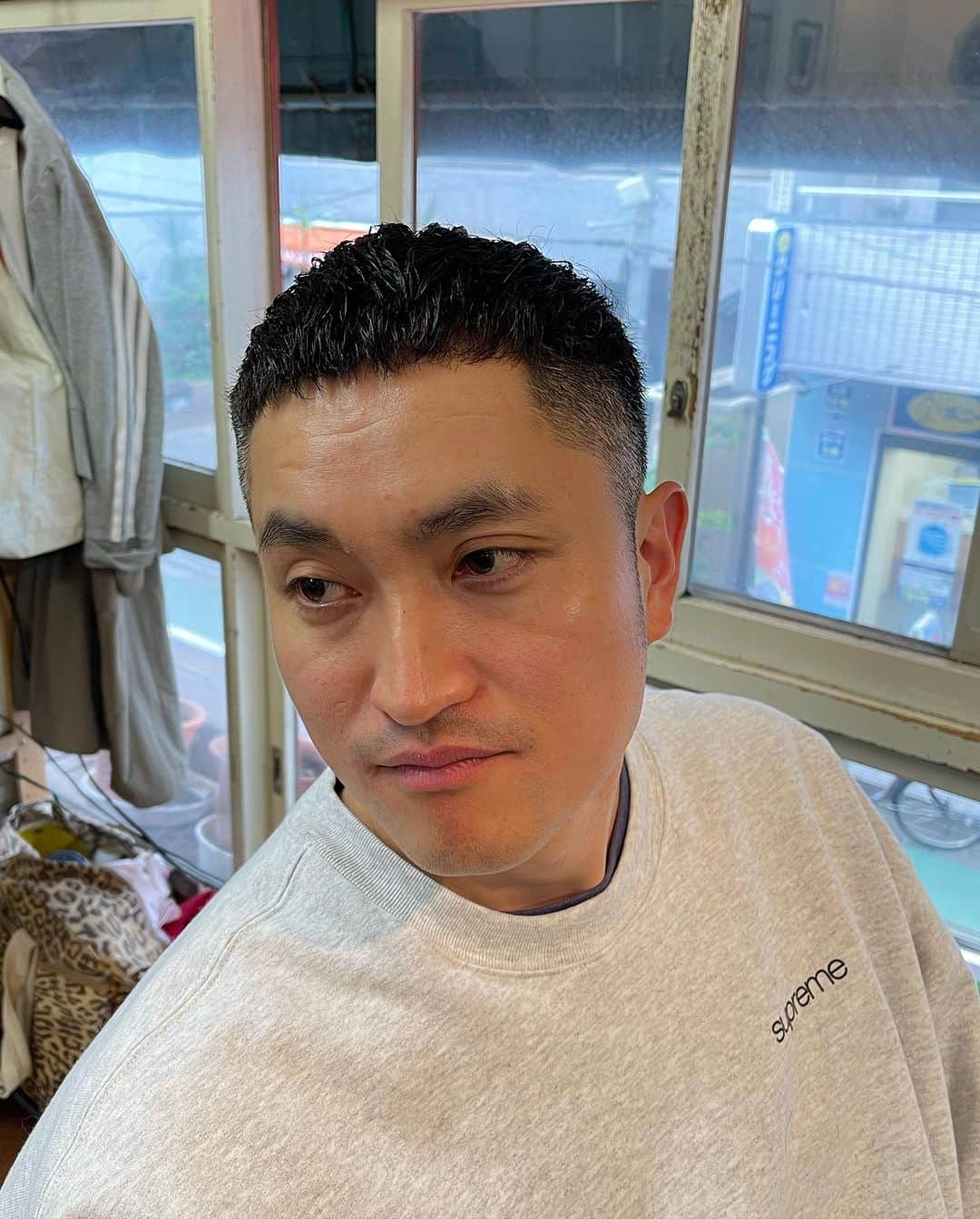 杉本知香さんのインスタグラム写真 - (杉本知香Instagram)「たいぞうさん、明日から3日間 玉川高島屋でのイベントで東京来たので散髪来てくれました😊 元芸人で役者のスチール哲平くん&富士彦くん スッキリ爽やかに☺️✂️✨  #中目黒美容室 #たいぞう#画家芸人#画家#大阪nsc11期生  #富士彦#沼津ラクーンよしもと劇場  #スチール哲平」11月17日 18時20分 - sugimotoc