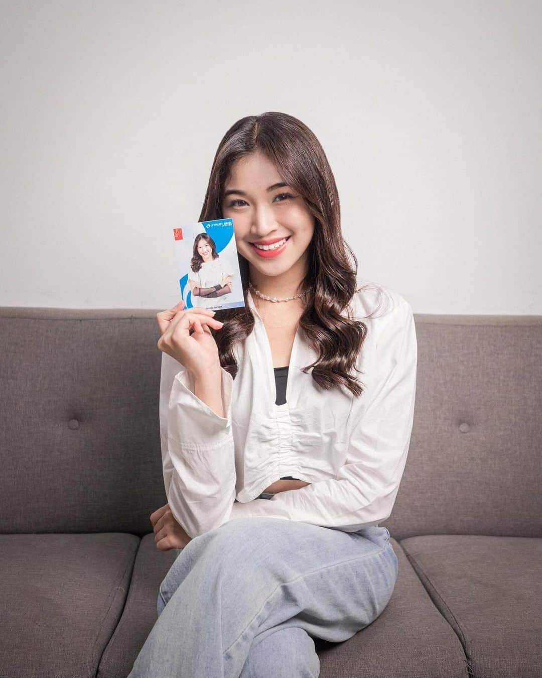 シャニ・インディラ・ナティオのインスタグラム：「Buat kamu yang hadir ke Jak Japan Matsuri, J Trust Bank punya promo spesial lho! Kamu bisa dapetin limited Poster Calendar 2024 JKT48, hanya dengan buka rekening Tabungan Tora dengan setoran Rp100 ribu di booth J Trust Bank Jak Japan Matsuri. Ada photo pack exclusive JKT48 kalau kamu ikutan program tabungan Jump Together with JKT48. Buka rekening Tabungan Tora dengan setoran minimum Rp200 ribu selama event Jak Japan Matsuri, kamu bisa dapetin hadiah langsung photo pack exclusive JKT48 plus Poster Calendar 2024. Promo special ini hanya berlaku di booth J Trust Bank selama Jak Japan Matsuri 18-19 November 2023! Yuk, melompat bersamaku dan J Trust Bank buat raih tujuan finansial kamu! Kalau udah buka tabungannya, jangan lupa tag aku & @jtrustbank ya! #TabunganTora #JTrustBankXJKT48 #JumpTogether #JumpTogetherwithJKT48 #JKT48」