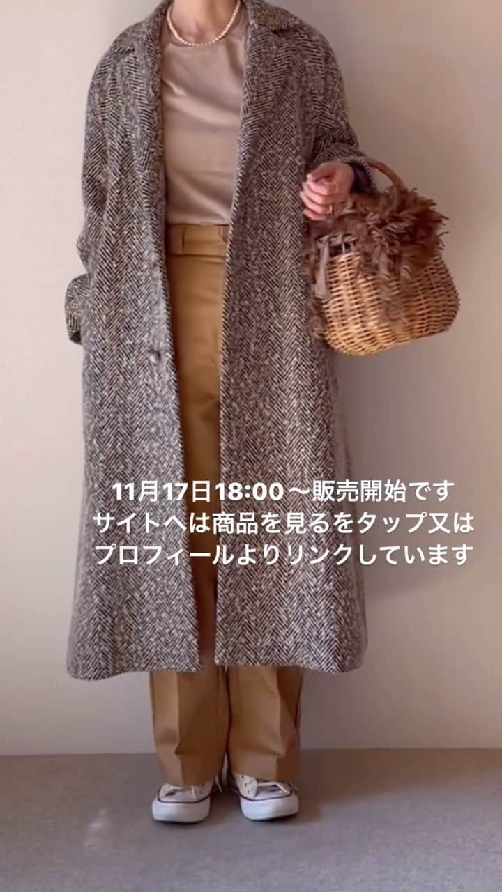 のインスタグラム：「_  本日11月17日18:00〜販売開始です。 ミックスヘリンボーンテーラーコート  身長160cm サイズ1を着用しています。 コートの重さは サイズ1 : 1,330g サイズ2 : 1,370g 裏地付き  クーポンコード【CS1117】のご利用で 5%offとなります。 クーポン利用期間 : 11/17〜11/23 詳しくは販売サイトをご覧ください。  サイトへは右下の「商品を見る」をタップ、 又はプロフィール欄よりリンクしています。  #アラフィフファッション #50代ファッション #canaria_style #canariacoordinates」