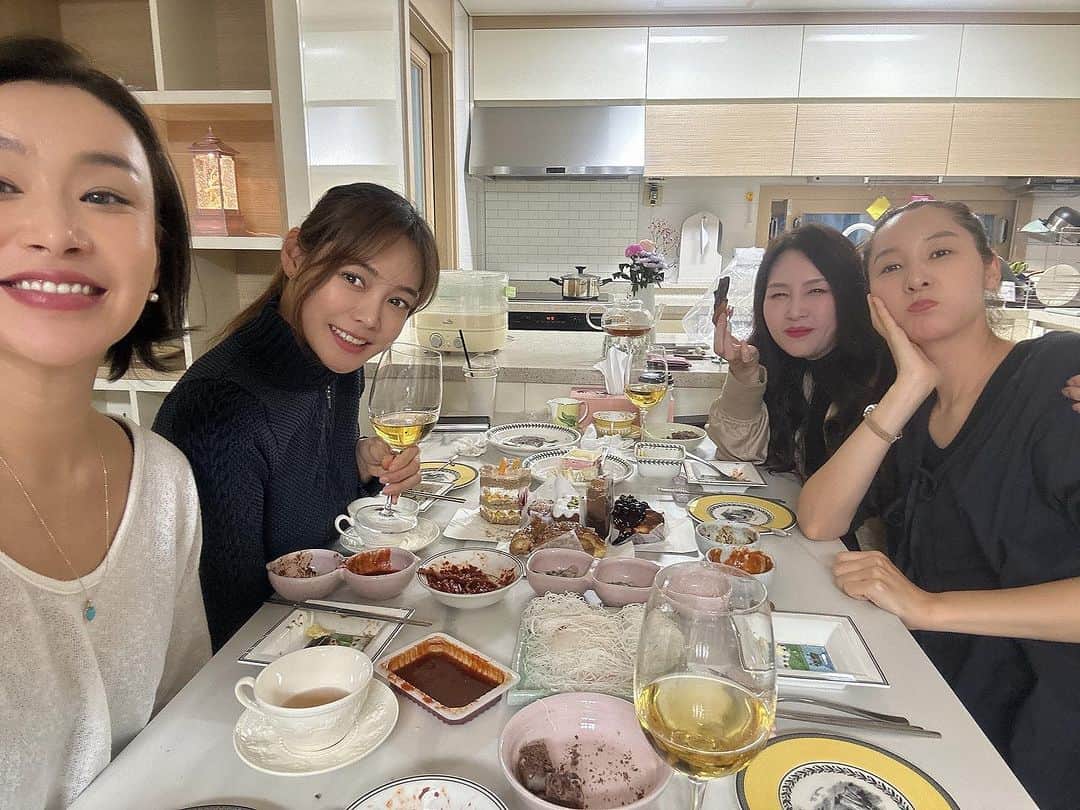 ペ・ユンジョンのインスタグラム：「여자들의 수다는 진짜 너무우낌 집초대해준지민언니❤️ 갑경언니랑얘기하다보면 주제가 어마어마함 ㅋㅋ 좋은인연이 쭈욱 되길🙏  트루디 너 연락피하더라??🙄 커플팔찌까지 우리귀여워...🤭 근데 갑경언니 인스타아뒤모에요🙄 . . . #우리들의차차차」