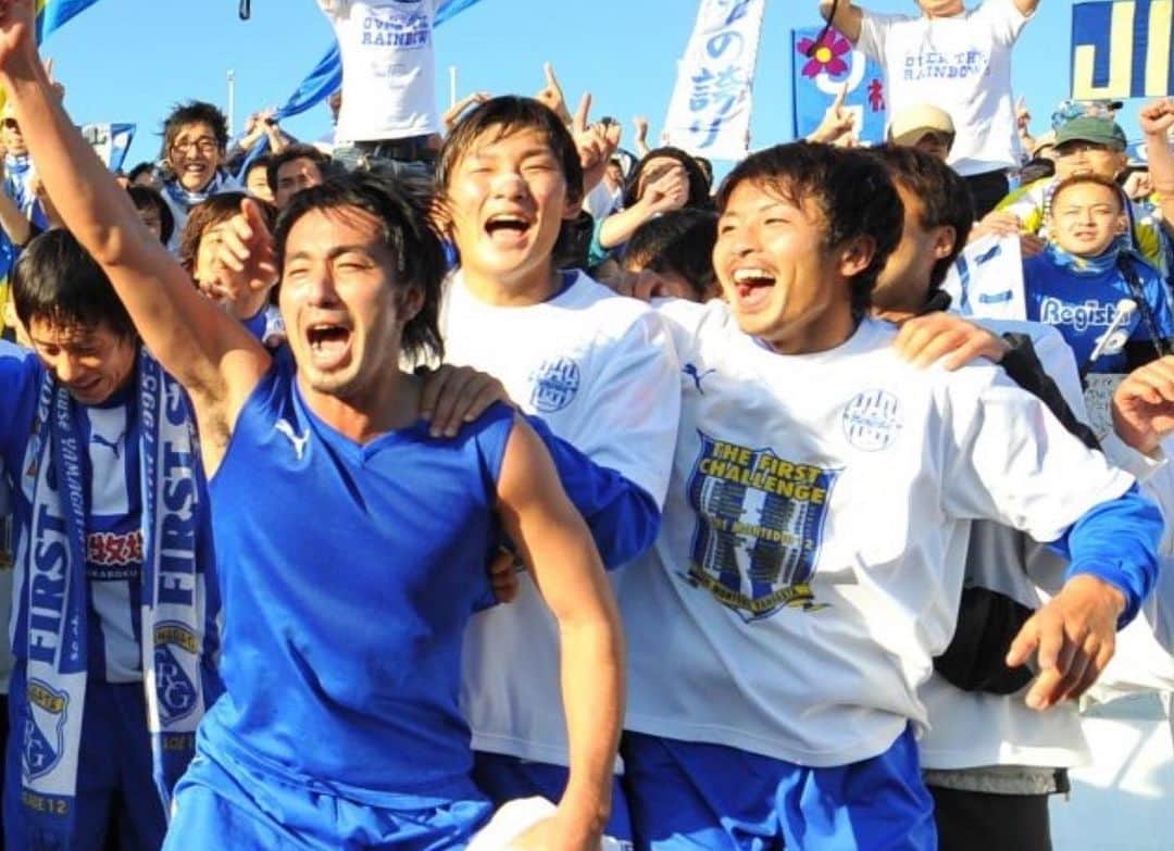 長谷川悠さんのインスタグラム写真 - (長谷川悠Instagram)「思いの外たくさんのメッセージをいただいたので慌てて投稿させていただきます。  18年の選手のキャリアを今年で終わりにする事になりました。 19年の長崎の後オーストラリアに行ってからはもう日本のサッカー界からは忘れられた人だと思っていたし南葛でもほとんど試合に出ていなかったのでこんなに反響があって本当にサポーターの皆さん、僕に関わってくれたみなさんに感謝しています。 ありがとう。  思えば20代後半からなかなかうまくいかなくいかないことが多くなり色々悩みました。 長崎の時に毎日海の見えるカフェで本を読み自分の事深掘りする作業をした時に小さい時に監督に言われた一言を思い出しました。 「自分を表現しろ」という言葉です。 僕がサッカーを好きな理由はそこなのだと気がつきました。 おとなしめだった自分がグランドの上では自分を表現でき、サッカーでできた高校の仲間のおかげでおしゃべりになり。その楽しさがサッカーの好きなところでした。  そこからボールを蹴らなくても自分の生き方を表現できるようになろう。 移籍が多かった自分としてはサッカー選手より情熱を注ぐ職業を見つけられなくても引退したら自分の住む場所を自分で選べるようになろう。 自分の居場所を自分で作れるようになろうと思い動いてきました。  オーストラリアに行きまたその思いは強くなり南葛に戻ってきても自分の事を表現できるようにインプットを続けてきました。  今年は1年間やり切ろうと思っていましたが怪我でまともにボールも蹴れなかったのですがこれも僕の背中を押すことになったのかなと思っています。  サッカー界にいること、自分のキャラクターはもしかしたらあるのかもしれませんがこれからまだまだ自分にチャレンジしていきたいと思います。  これも1人ではできないという事も気がつきました。 また出会った仲間達に助けてもらうかもしれません。  サポーターの皆さんに助けてもらう事があると思います。  またその時は皆さんに僕の背中を押してもらってがんばれたらなと思ってます。  僕のように国内外12チームものチームでプレイした選手も少ないと思います。 在籍したチームの方々本当にありがとうございました。 僕の財産です。  18年間長谷川悠を応援してくれたみなさんありがとうございました。  I announced to hang up my boots this season. I’d like to say a massive thanks to everyone who I’ve met in my career.  I wouldn’t play longer if I didn’t meet you guys.  I’m still planning to move to Australia so I’m trying myself to go there.   Sorry I’ve lost my English by the day. My English has to be improving so I need your help my boys.   Thanks .」11月17日 18時13分 - haseyu.com18