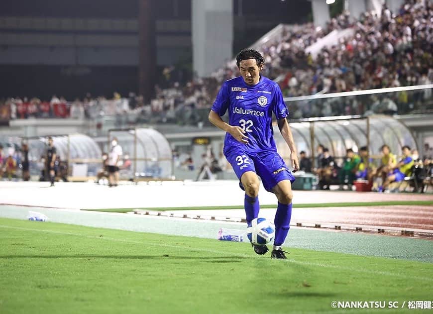 長谷川悠さんのインスタグラム写真 - (長谷川悠Instagram)「思いの外たくさんのメッセージをいただいたので慌てて投稿させていただきます。  18年の選手のキャリアを今年で終わりにする事になりました。 19年の長崎の後オーストラリアに行ってからはもう日本のサッカー界からは忘れられた人だと思っていたし南葛でもほとんど試合に出ていなかったのでこんなに反響があって本当にサポーターの皆さん、僕に関わってくれたみなさんに感謝しています。 ありがとう。  思えば20代後半からなかなかうまくいかなくいかないことが多くなり色々悩みました。 長崎の時に毎日海の見えるカフェで本を読み自分の事深掘りする作業をした時に小さい時に監督に言われた一言を思い出しました。 「自分を表現しろ」という言葉です。 僕がサッカーを好きな理由はそこなのだと気がつきました。 おとなしめだった自分がグランドの上では自分を表現でき、サッカーでできた高校の仲間のおかげでおしゃべりになり。その楽しさがサッカーの好きなところでした。  そこからボールを蹴らなくても自分の生き方を表現できるようになろう。 移籍が多かった自分としてはサッカー選手より情熱を注ぐ職業を見つけられなくても引退したら自分の住む場所を自分で選べるようになろう。 自分の居場所を自分で作れるようになろうと思い動いてきました。  オーストラリアに行きまたその思いは強くなり南葛に戻ってきても自分の事を表現できるようにインプットを続けてきました。  今年は1年間やり切ろうと思っていましたが怪我でまともにボールも蹴れなかったのですがこれも僕の背中を押すことになったのかなと思っています。  サッカー界にいること、自分のキャラクターはもしかしたらあるのかもしれませんがこれからまだまだ自分にチャレンジしていきたいと思います。  これも1人ではできないという事も気がつきました。 また出会った仲間達に助けてもらうかもしれません。  サポーターの皆さんに助けてもらう事があると思います。  またその時は皆さんに僕の背中を押してもらってがんばれたらなと思ってます。  僕のように国内外12チームものチームでプレイした選手も少ないと思います。 在籍したチームの方々本当にありがとうございました。 僕の財産です。  18年間長谷川悠を応援してくれたみなさんありがとうございました。  I announced to hang up my boots this season. I’d like to say a massive thanks to everyone who I’ve met in my career.  I wouldn’t play longer if I didn’t meet you guys.  I’m still planning to move to Australia so I’m trying myself to go there.   Sorry I’ve lost my English by the day. My English has to be improving so I need your help my boys.   Thanks .」11月17日 18時13分 - haseyu.com18