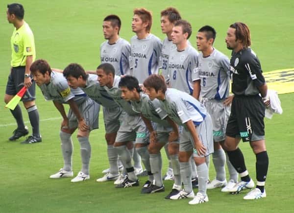 長谷川悠さんのインスタグラム写真 - (長谷川悠Instagram)「思いの外たくさんのメッセージをいただいたので慌てて投稿させていただきます。  18年の選手のキャリアを今年で終わりにする事になりました。 19年の長崎の後オーストラリアに行ってからはもう日本のサッカー界からは忘れられた人だと思っていたし南葛でもほとんど試合に出ていなかったのでこんなに反響があって本当にサポーターの皆さん、僕に関わってくれたみなさんに感謝しています。 ありがとう。  思えば20代後半からなかなかうまくいかなくいかないことが多くなり色々悩みました。 長崎の時に毎日海の見えるカフェで本を読み自分の事深掘りする作業をした時に小さい時に監督に言われた一言を思い出しました。 「自分を表現しろ」という言葉です。 僕がサッカーを好きな理由はそこなのだと気がつきました。 おとなしめだった自分がグランドの上では自分を表現でき、サッカーでできた高校の仲間のおかげでおしゃべりになり。その楽しさがサッカーの好きなところでした。  そこからボールを蹴らなくても自分の生き方を表現できるようになろう。 移籍が多かった自分としてはサッカー選手より情熱を注ぐ職業を見つけられなくても引退したら自分の住む場所を自分で選べるようになろう。 自分の居場所を自分で作れるようになろうと思い動いてきました。  オーストラリアに行きまたその思いは強くなり南葛に戻ってきても自分の事を表現できるようにインプットを続けてきました。  今年は1年間やり切ろうと思っていましたが怪我でまともにボールも蹴れなかったのですがこれも僕の背中を押すことになったのかなと思っています。  サッカー界にいること、自分のキャラクターはもしかしたらあるのかもしれませんがこれからまだまだ自分にチャレンジしていきたいと思います。  これも1人ではできないという事も気がつきました。 また出会った仲間達に助けてもらうかもしれません。  サポーターの皆さんに助けてもらう事があると思います。  またその時は皆さんに僕の背中を押してもらってがんばれたらなと思ってます。  僕のように国内外12チームものチームでプレイした選手も少ないと思います。 在籍したチームの方々本当にありがとうございました。 僕の財産です。  18年間長谷川悠を応援してくれたみなさんありがとうございました。  I announced to hang up my boots this season. I’d like to say a massive thanks to everyone who I’ve met in my career.  I wouldn’t play longer if I didn’t meet you guys.  I’m still planning to move to Australia so I’m trying myself to go there.   Sorry I’ve lost my English by the day. My English has to be improving so I need your help my boys.   Thanks .」11月17日 18時13分 - haseyu.com18
