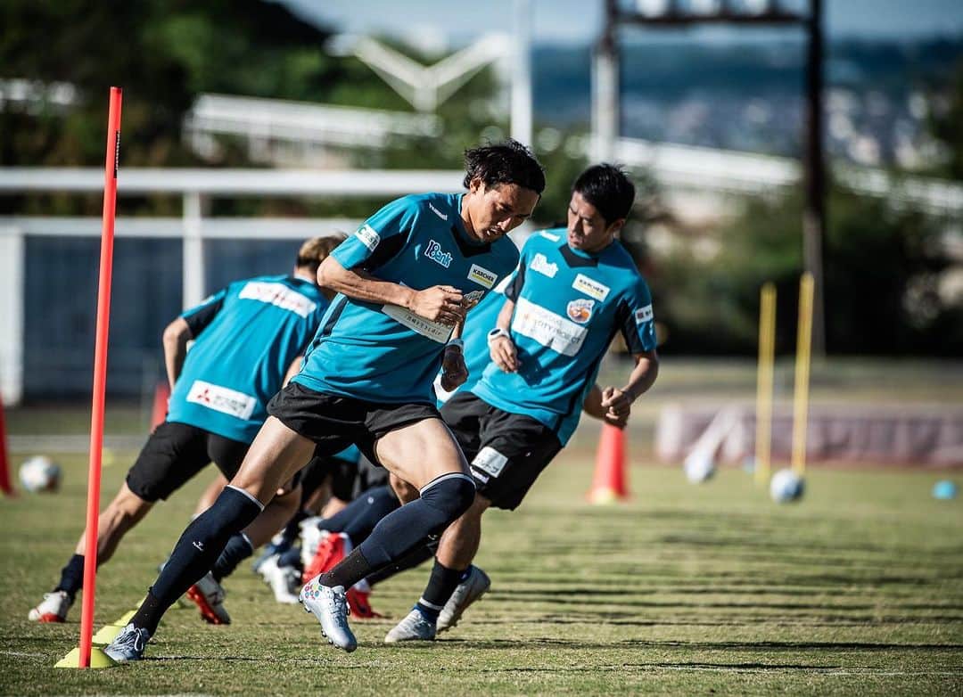 長谷川悠さんのインスタグラム写真 - (長谷川悠Instagram)「思いの外たくさんのメッセージをいただいたので慌てて投稿させていただきます。  18年の選手のキャリアを今年で終わりにする事になりました。 19年の長崎の後オーストラリアに行ってからはもう日本のサッカー界からは忘れられた人だと思っていたし南葛でもほとんど試合に出ていなかったのでこんなに反響があって本当にサポーターの皆さん、僕に関わってくれたみなさんに感謝しています。 ありがとう。  思えば20代後半からなかなかうまくいかなくいかないことが多くなり色々悩みました。 長崎の時に毎日海の見えるカフェで本を読み自分の事深掘りする作業をした時に小さい時に監督に言われた一言を思い出しました。 「自分を表現しろ」という言葉です。 僕がサッカーを好きな理由はそこなのだと気がつきました。 おとなしめだった自分がグランドの上では自分を表現でき、サッカーでできた高校の仲間のおかげでおしゃべりになり。その楽しさがサッカーの好きなところでした。  そこからボールを蹴らなくても自分の生き方を表現できるようになろう。 移籍が多かった自分としてはサッカー選手より情熱を注ぐ職業を見つけられなくても引退したら自分の住む場所を自分で選べるようになろう。 自分の居場所を自分で作れるようになろうと思い動いてきました。  オーストラリアに行きまたその思いは強くなり南葛に戻ってきても自分の事を表現できるようにインプットを続けてきました。  今年は1年間やり切ろうと思っていましたが怪我でまともにボールも蹴れなかったのですがこれも僕の背中を押すことになったのかなと思っています。  サッカー界にいること、自分のキャラクターはもしかしたらあるのかもしれませんがこれからまだまだ自分にチャレンジしていきたいと思います。  これも1人ではできないという事も気がつきました。 また出会った仲間達に助けてもらうかもしれません。  サポーターの皆さんに助けてもらう事があると思います。  またその時は皆さんに僕の背中を押してもらってがんばれたらなと思ってます。  僕のように国内外12チームものチームでプレイした選手も少ないと思います。 在籍したチームの方々本当にありがとうございました。 僕の財産です。  18年間長谷川悠を応援してくれたみなさんありがとうございました。  I announced to hang up my boots this season. I’d like to say a massive thanks to everyone who I’ve met in my career.  I wouldn’t play longer if I didn’t meet you guys.  I’m still planning to move to Australia so I’m trying myself to go there.   Sorry I’ve lost my English by the day. My English has to be improving so I need your help my boys.   Thanks .」11月17日 18時13分 - haseyu.com18