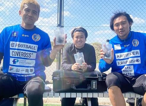 長谷川悠さんのインスタグラム写真 - (長谷川悠Instagram)「思いの外たくさんのメッセージをいただいたので慌てて投稿させていただきます。  18年の選手のキャリアを今年で終わりにする事になりました。 19年の長崎の後オーストラリアに行ってからはもう日本のサッカー界からは忘れられた人だと思っていたし南葛でもほとんど試合に出ていなかったのでこんなに反響があって本当にサポーターの皆さん、僕に関わってくれたみなさんに感謝しています。 ありがとう。  思えば20代後半からなかなかうまくいかなくいかないことが多くなり色々悩みました。 長崎の時に毎日海の見えるカフェで本を読み自分の事深掘りする作業をした時に小さい時に監督に言われた一言を思い出しました。 「自分を表現しろ」という言葉です。 僕がサッカーを好きな理由はそこなのだと気がつきました。 おとなしめだった自分がグランドの上では自分を表現でき、サッカーでできた高校の仲間のおかげでおしゃべりになり。その楽しさがサッカーの好きなところでした。  そこからボールを蹴らなくても自分の生き方を表現できるようになろう。 移籍が多かった自分としてはサッカー選手より情熱を注ぐ職業を見つけられなくても引退したら自分の住む場所を自分で選べるようになろう。 自分の居場所を自分で作れるようになろうと思い動いてきました。  オーストラリアに行きまたその思いは強くなり南葛に戻ってきても自分の事を表現できるようにインプットを続けてきました。  今年は1年間やり切ろうと思っていましたが怪我でまともにボールも蹴れなかったのですがこれも僕の背中を押すことになったのかなと思っています。  サッカー界にいること、自分のキャラクターはもしかしたらあるのかもしれませんがこれからまだまだ自分にチャレンジしていきたいと思います。  これも1人ではできないという事も気がつきました。 また出会った仲間達に助けてもらうかもしれません。  サポーターの皆さんに助けてもらう事があると思います。  またその時は皆さんに僕の背中を押してもらってがんばれたらなと思ってます。  僕のように国内外12チームものチームでプレイした選手も少ないと思います。 在籍したチームの方々本当にありがとうございました。 僕の財産です。  18年間長谷川悠を応援してくれたみなさんありがとうございました。  I announced to hang up my boots this season. I’d like to say a massive thanks to everyone who I’ve met in my career.  I wouldn’t play longer if I didn’t meet you guys.  I’m still planning to move to Australia so I’m trying myself to go there.   Sorry I’ve lost my English by the day. My English has to be improving so I need your help my boys.   Thanks .」11月17日 18時13分 - haseyu.com18