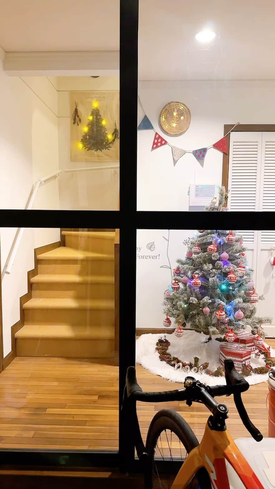 益子直美のインスタグラム：「玄関にクリスマスツリー🎄出しました！  街のあちらこちらに、クリスマスイルミネーションが点灯されて！ 我が家も早々にクリスマスモード🤶 これで、長く楽しめるぞ！  #クリスマスツリー  #例年よりかなり早い  #玄関  #猫脱走防止扉 より」